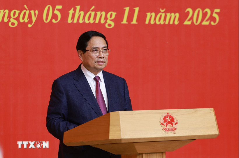 Thủ tướng Phạm Minh Chính phát biểu giao nhiệm vụ cho Phó Tổng Thanh tra Thường trực Thanh tra Chính phủ Nguyễn Quốc Đoàn. (Ảnh: Dương Giang/TTXVN)