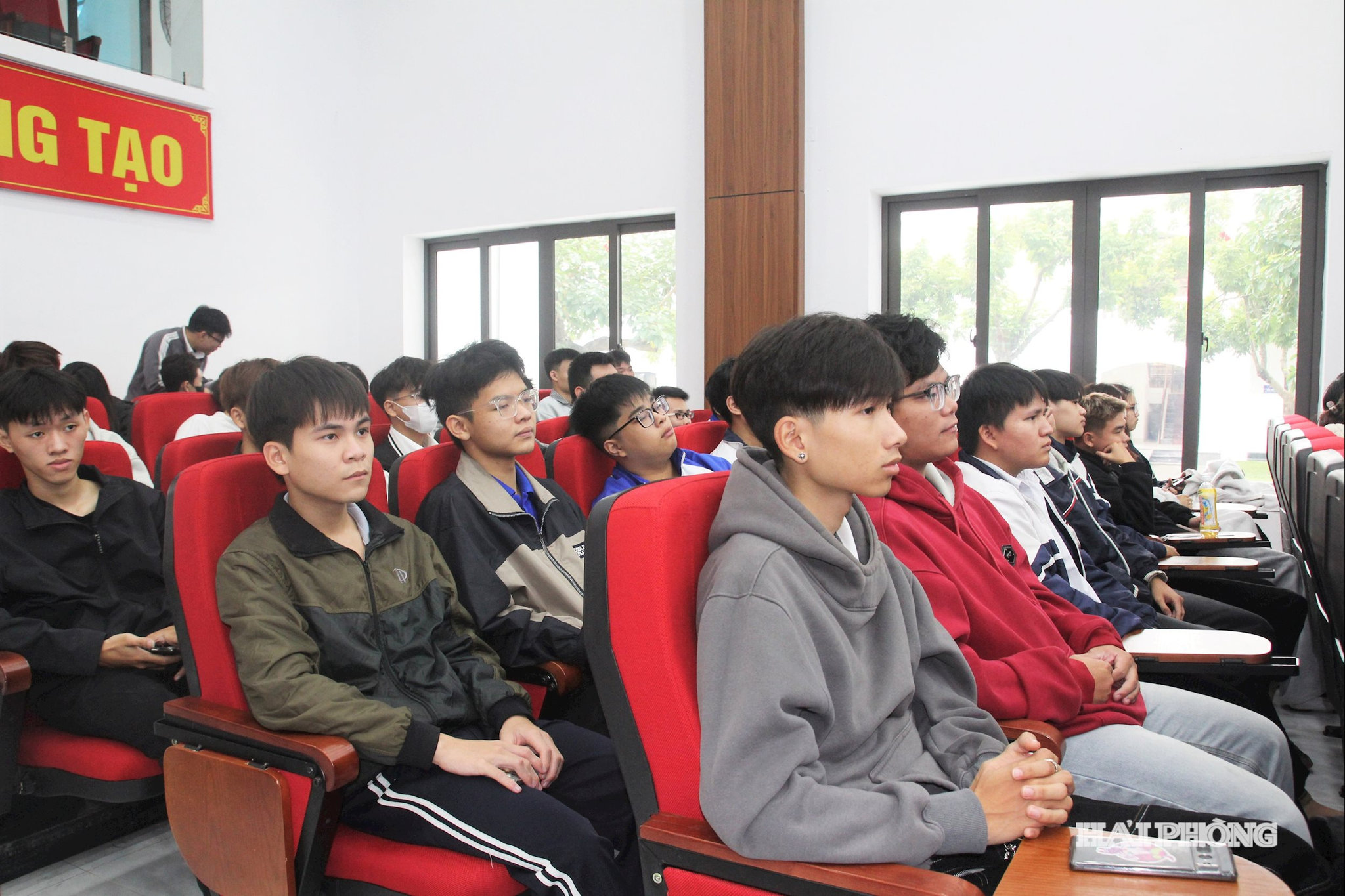 Sinh viên tham gia hội nghị