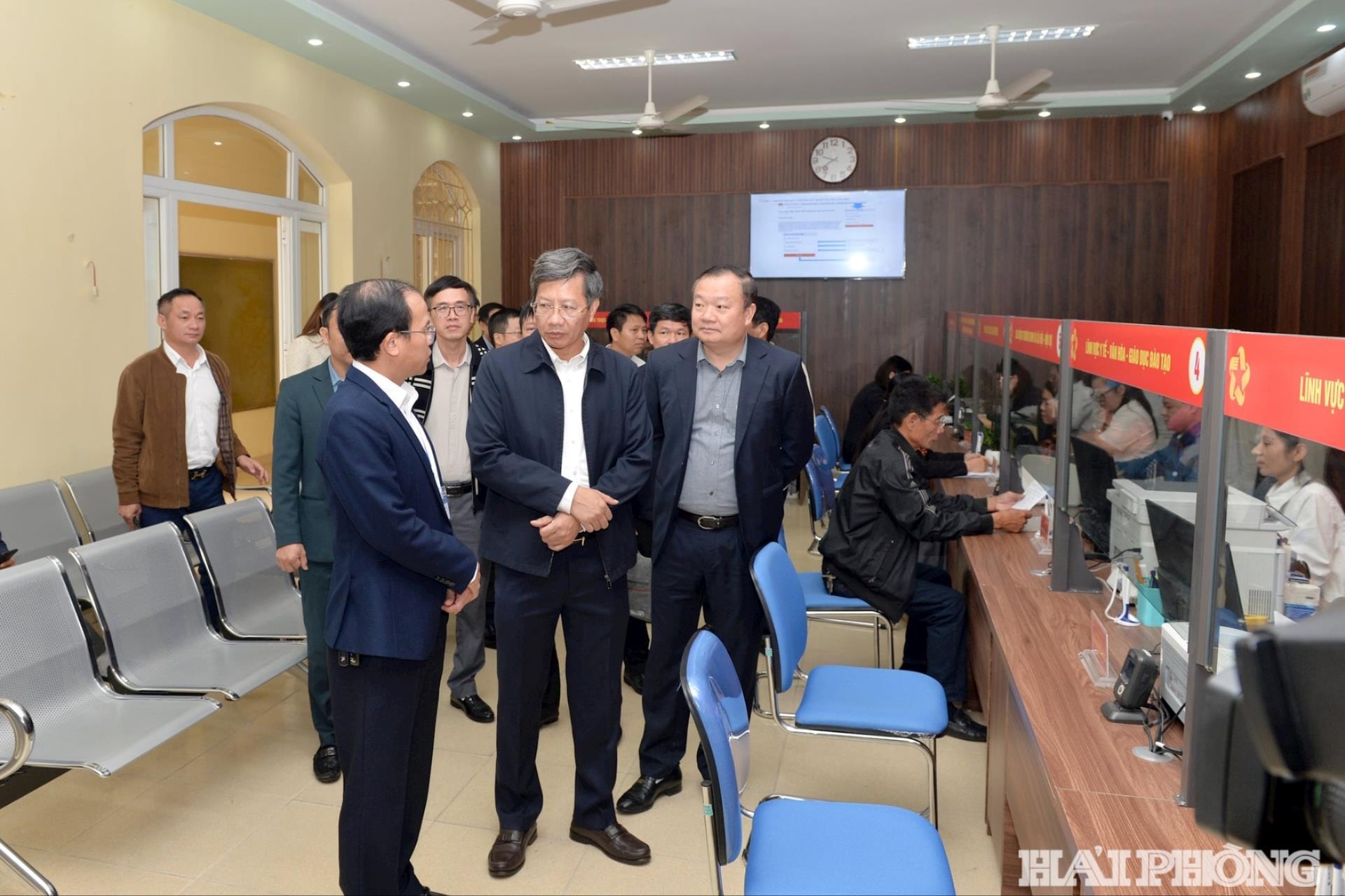 ສະຫາຍ ເລ​ແອງ​ກວນ, ຮອງ​ປະທານ​ຄະນະ​ປະຈຳ​ຄະນະ​ກຳມະການ​ປະຊາຊົນ​ນະຄອນ ​ໄດ້​ລົງ​ກວດກາ​ສູນ​ບໍລິການ​ບໍລິຫານ​ປະຊາຊົນ​ເຂດ​ພິ​ເສດ​ກາ​ດຫາຍ.