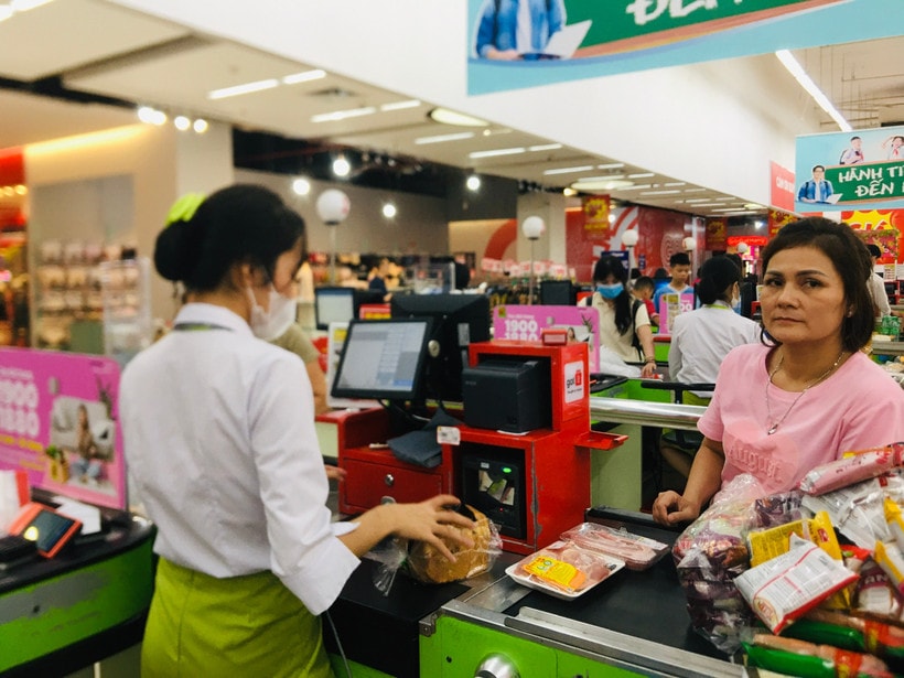Tính chung 10 tháng, tổng mức bán lẻ hàng hóa và doanh thu dịch vụ tiêu dùng theo giá hiện hành ước đạt 5,77 triệu tỷ đồng, tăng ấn tượng 9,3% so với cùng kỳ năm 2024. (Ảnh: Vietnam+)