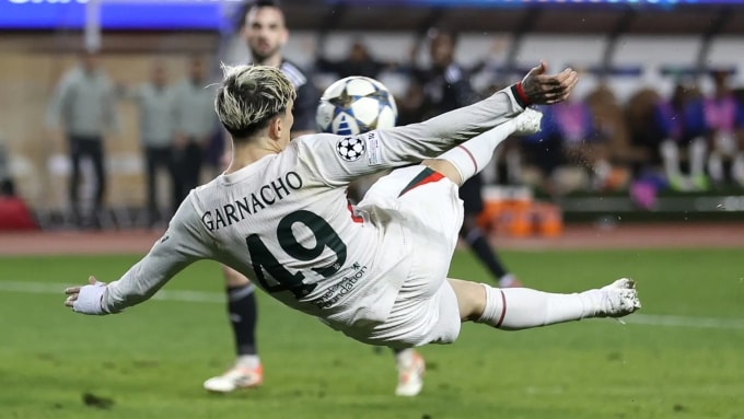 Garnacho bắt vô-lê ở cuối trận gặp Qarabag, trên sân Tofiq Bahramov, Baku, Azerbaijan hôm 5/11. Ảnh: Reuters