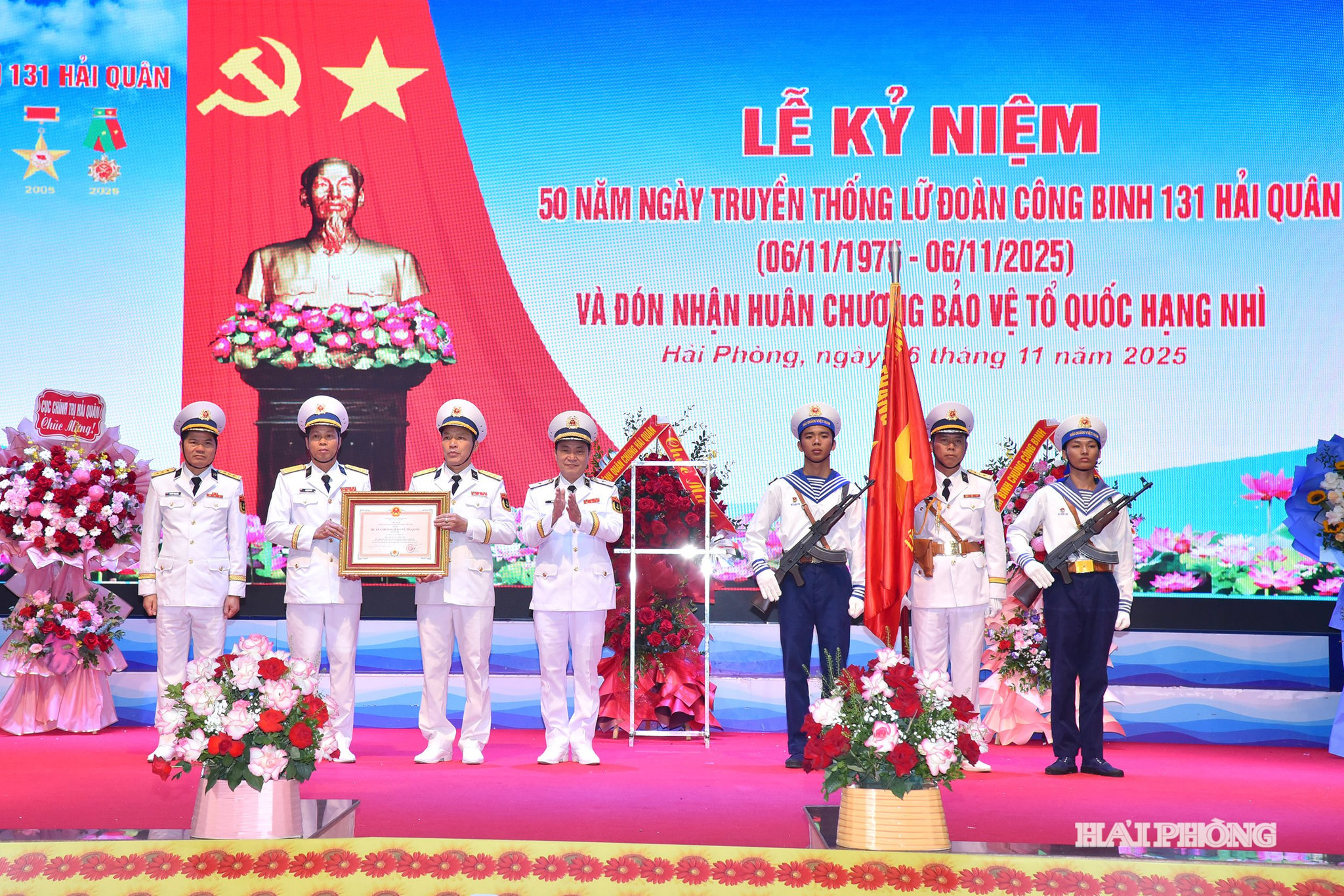 Thừa ủy quyền của Chủ tịch nước, Chuẩn Đô đốc Lê Bá Quân, Phó Tư lệnh Quân chủng Hải quân trao Huân chương Bảo vệ Tổ quốc hạng nhì tặng Lữ đoàn 131 Hải quân.