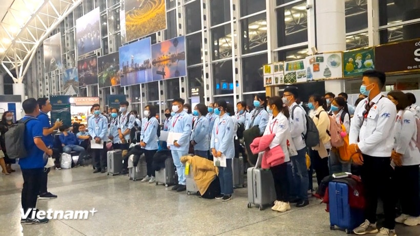 Lao động làm thủ tục đi làm việc ở nước ngoài. (Ảnh: PV/Vietnam+)