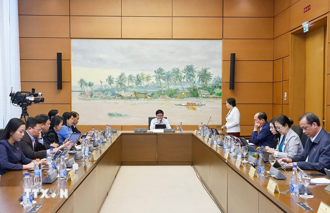 Đoàn đại biểu Quốc hội tỉnh Điện Biên và thành phố Cần Thơ thảo luận ở tổ. (Ảnh: Doãn Tấn/TTXVN) ttxvn-dai-bieu-quoc-hoi.jpg