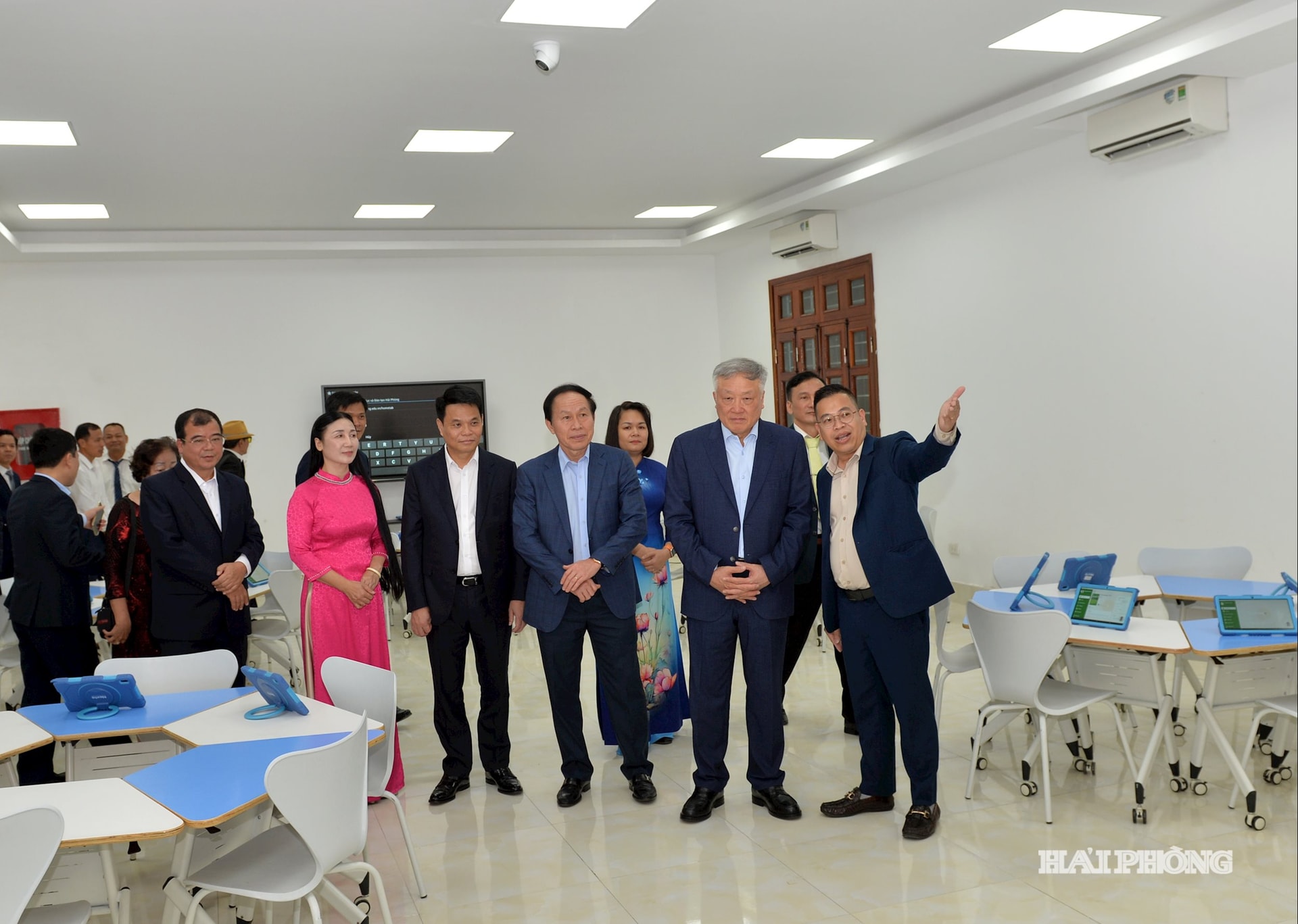 Đồng chí Nguyễn Hòa Bình, Uỷ viên Bộ Chính trị, Phó Thủ tướng Thường trực Chính phủ cùng các đồng chí lãnh đạo Bộ Giáo dục và Đào tạo, lãnh đạo thành phố, phường Phù Liễn thăm quan phòng học thông minh tại Trường THPT Kiến An.