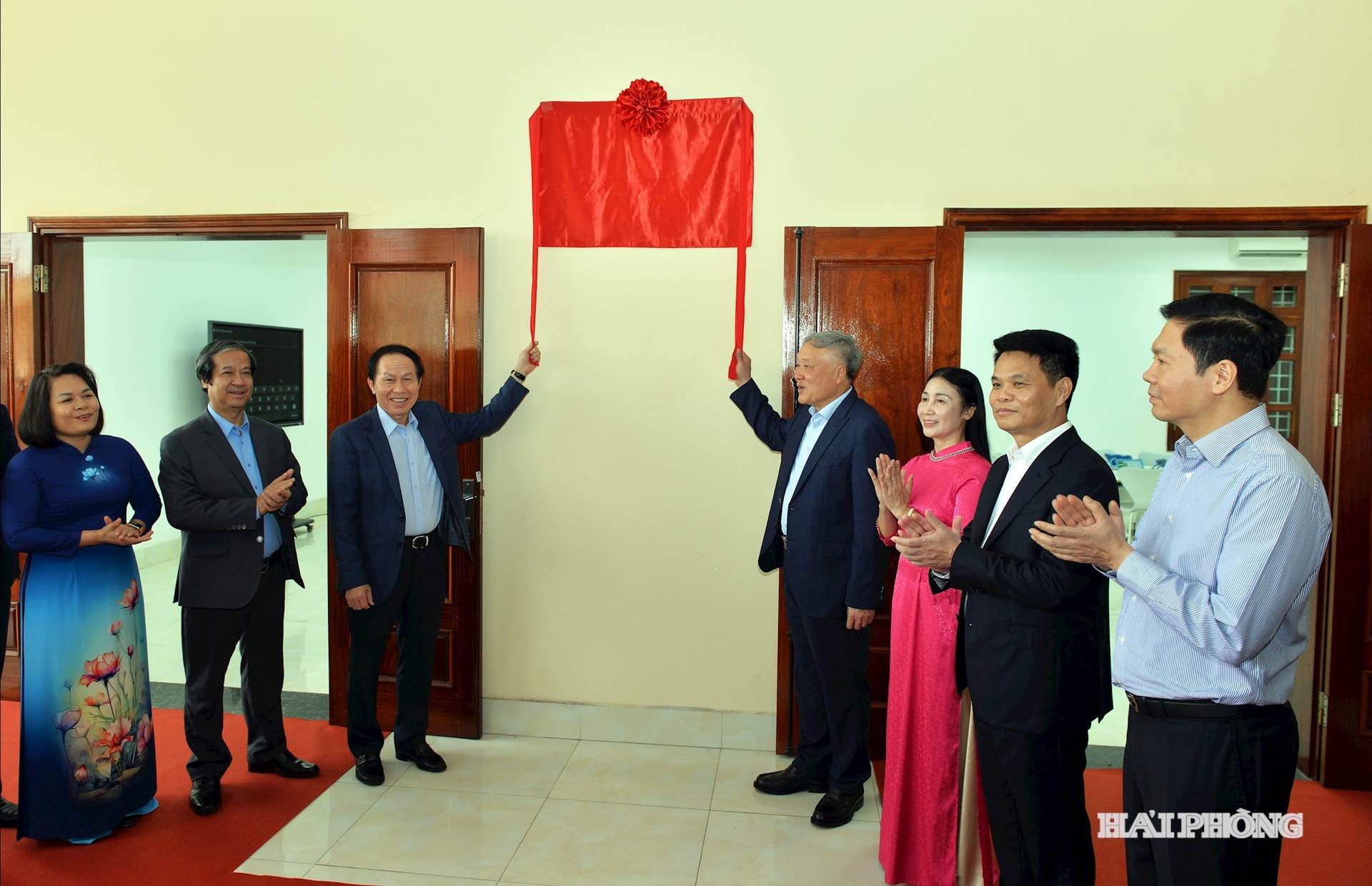 Đồng chí Nguyễn Hòa Bình, Uỷ viên Bộ Chính trị, Phó Thủ tướng Thường trực Chính phủ và đồng chí Lê Tiến Châu, Ủy viên Trung ương Đảng, Bí thư Thành ủy, Trưởng đoàn Đại biểu Quốc hội thành phố khai trương Phòng học thông minh tại Trường THPT Kiến An.