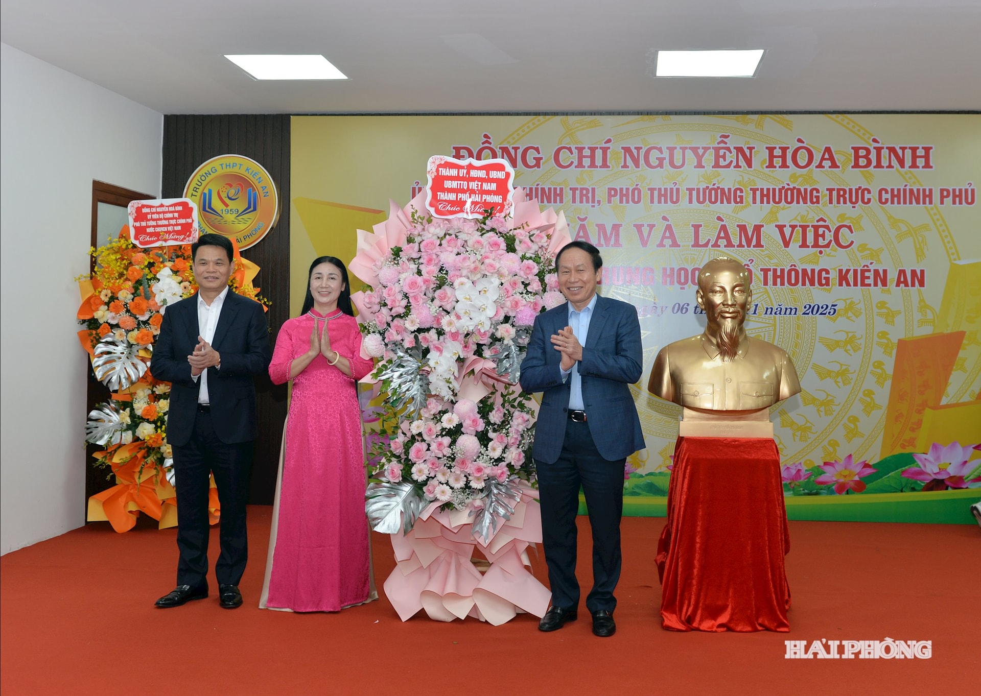 Đồng chí Lê Tiến Châu, Ủy viên Trung ương Đảng, Bí thư Thành ủy, Trưởng Đoàn đại biểu Quốc hội thành phố và đồng chí Lê Ngọc Châu, Phó bí thư Thành ủy, Chủ tịch UBND thành phố tặng hoa chúc mừng Trường THPT Kiến An.