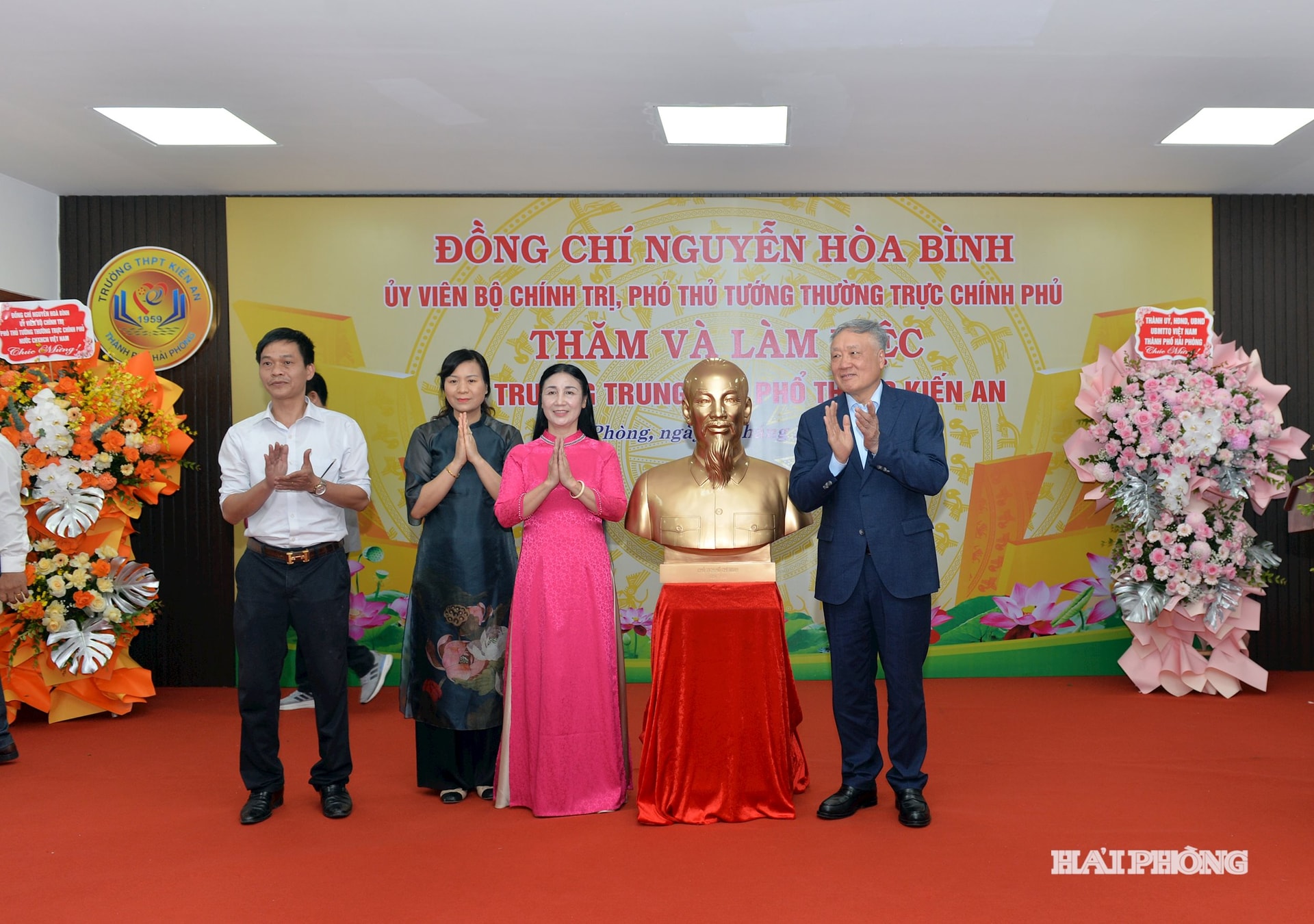 Đồng chí Nguyễn Hòa Bình, Uỷ viên Bộ Chính trị, Phó Thủ tướng Thường trực Chính phủ tặng Trường THPT Kiến An bức tượng chân dung Bác Hồ.