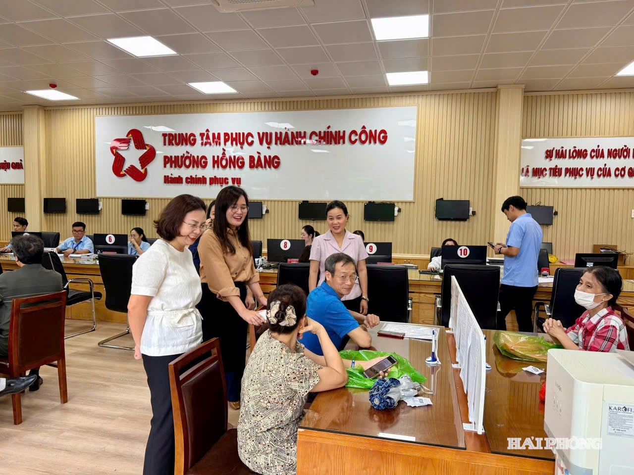 Lãnh đạo phường Hồng Bàng trao đổi với người dân khi giải quyết thủ tục hành chính tại Trung tâm Phục vụ hành chính công.