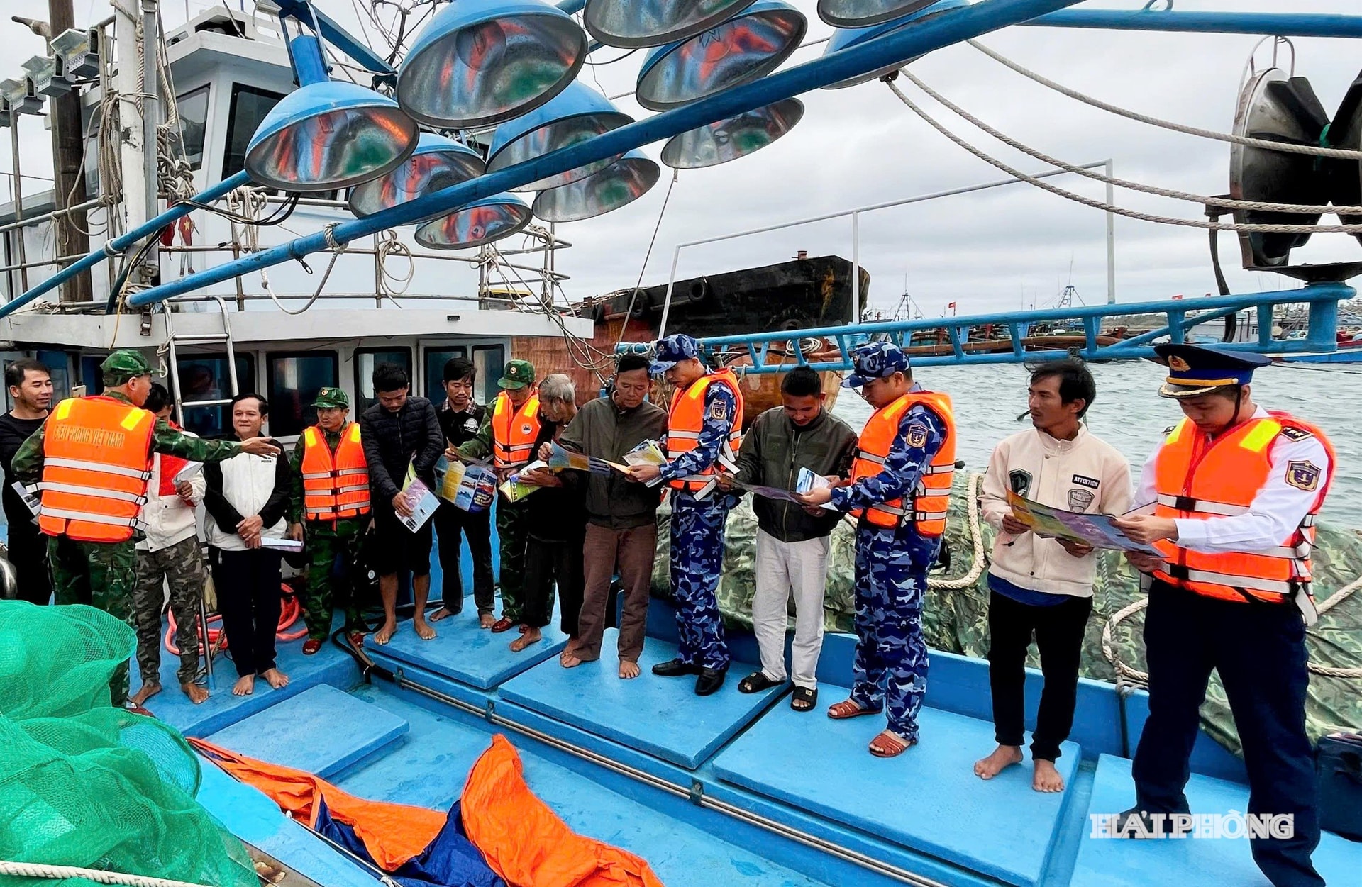 Arbetsgrupp med två enheter för att sprida informationen till fiskare