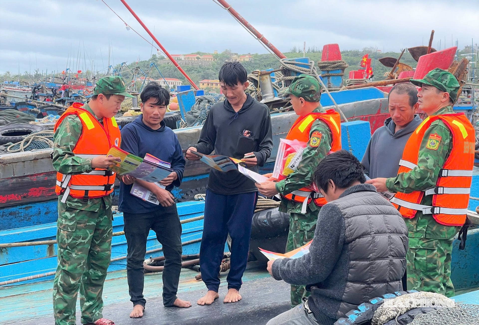 Arbetsgrupp med två enheter delade ut flygblad för att bekämpa IUU-fiske till fiskare
