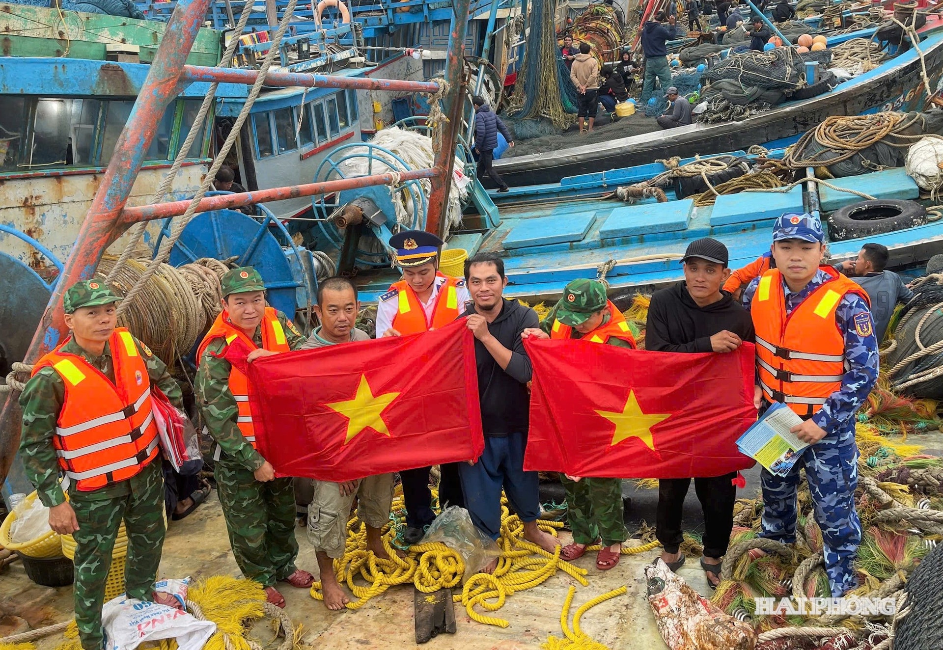 Arbetsgrupp med två enheter presenterade nationella flaggor för fiskare