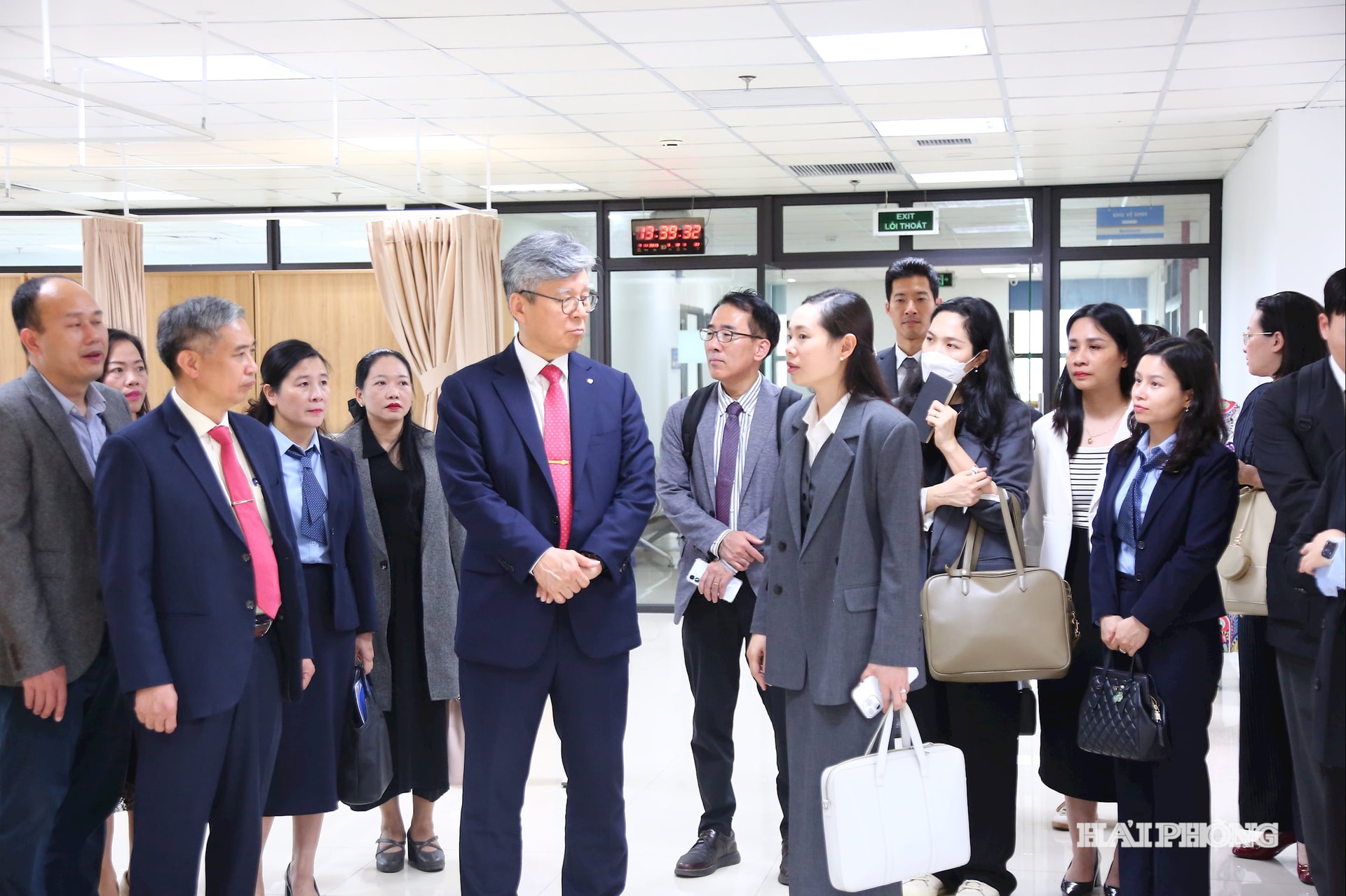 Delegasi Institut Sains dan Teknologi Korea mengunjungi dan bekerja sama dengan Universitas Kedokteran dan Farmasi Hai Phong. Foto oleh Do Hien