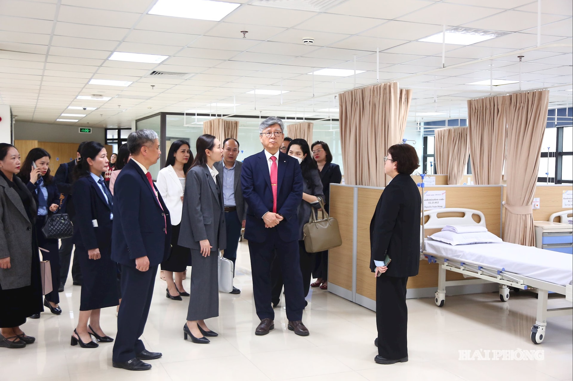 Delegasi Institut Sains dan Teknologi Korea mengunjungi Rumah Sakit Universitas Kedokteran dan Farmasi Hai Phong. Foto oleh Do Hien