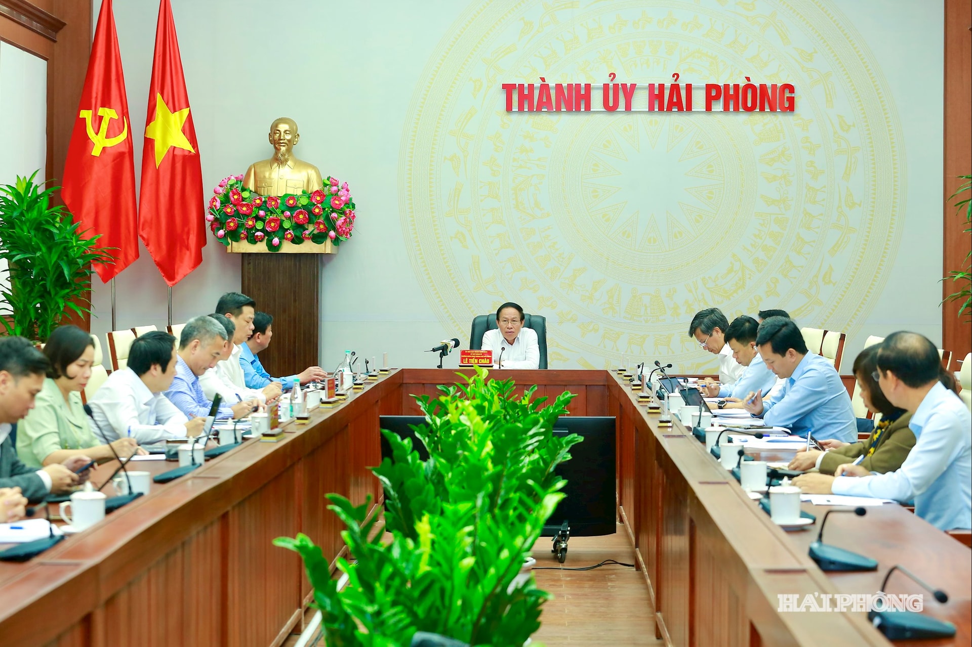 Ο σύντροφος Le Tien Chau, μέλος της Κεντρικής Επιτροπής του Κόμματος, Γραμματέας της Επιτροπής του Πόλης του Κόμματος, επικεφαλής της αντιπροσωπείας της Εθνοσυνέλευσης του Χάι Φονγκ, προήδρευσε του συνεδρίου.