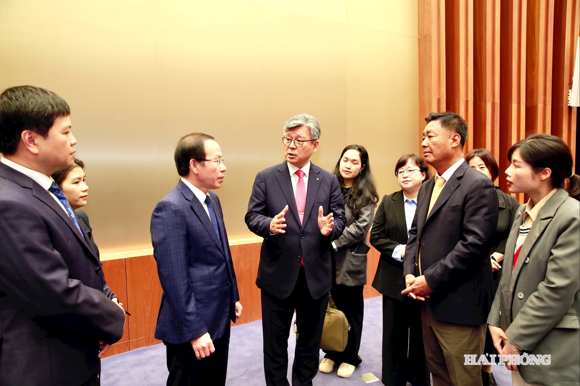Các đồng chí lãnh đạo thành phố trao đổi với lãnh đạo Viện Khoa học và Công nghệ Hàn Quốc.
