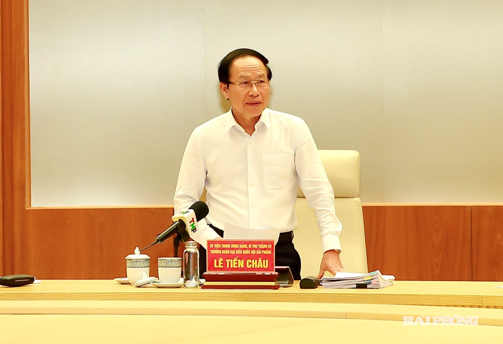 សមមិត្ត Le Tien Chau សមាជិកគណៈកម្មាធិការមជ្ឈិមបក្ស លេខាគណៈកម្មាធិការបក្សទីក្រុង ប្រធានគណៈប្រតិភូរដ្ឋសភា Hai Phong ថ្លែងសុន្ទរកថាបញ្ចប់កិច្ចប្រជុំ។