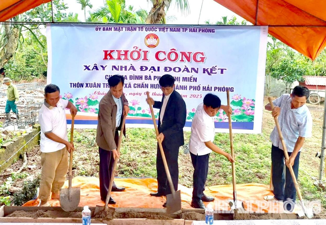 Lãnh đạo xã Chấn Hưng tổ chức khởi công nhà Đại đoàn kết tặng chị Phạm Thị Miển.