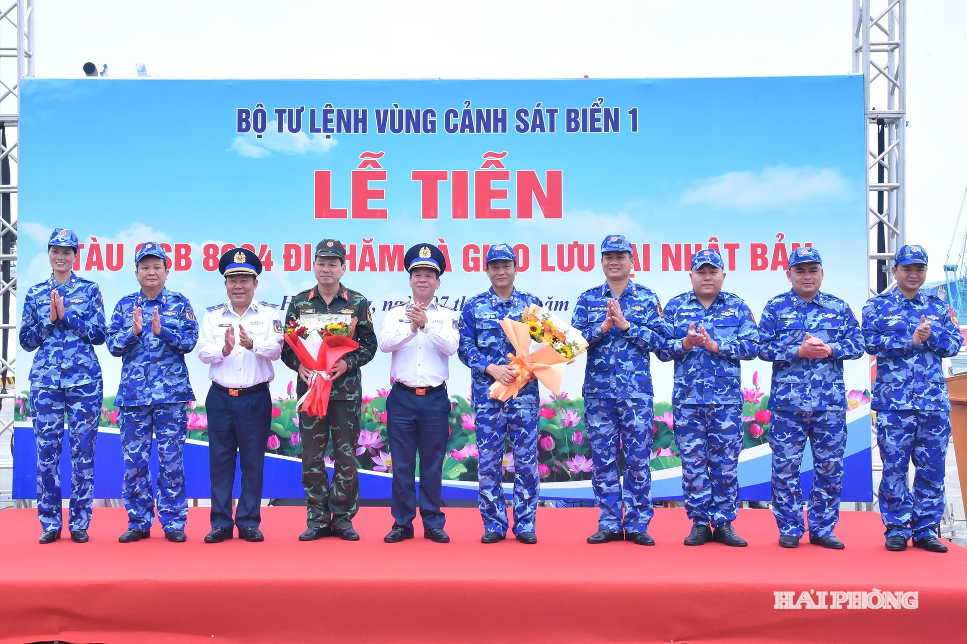 Lãnh đạo Vùng Cảnh sát biển 1 tặng hoa động viên đoàn công tác.