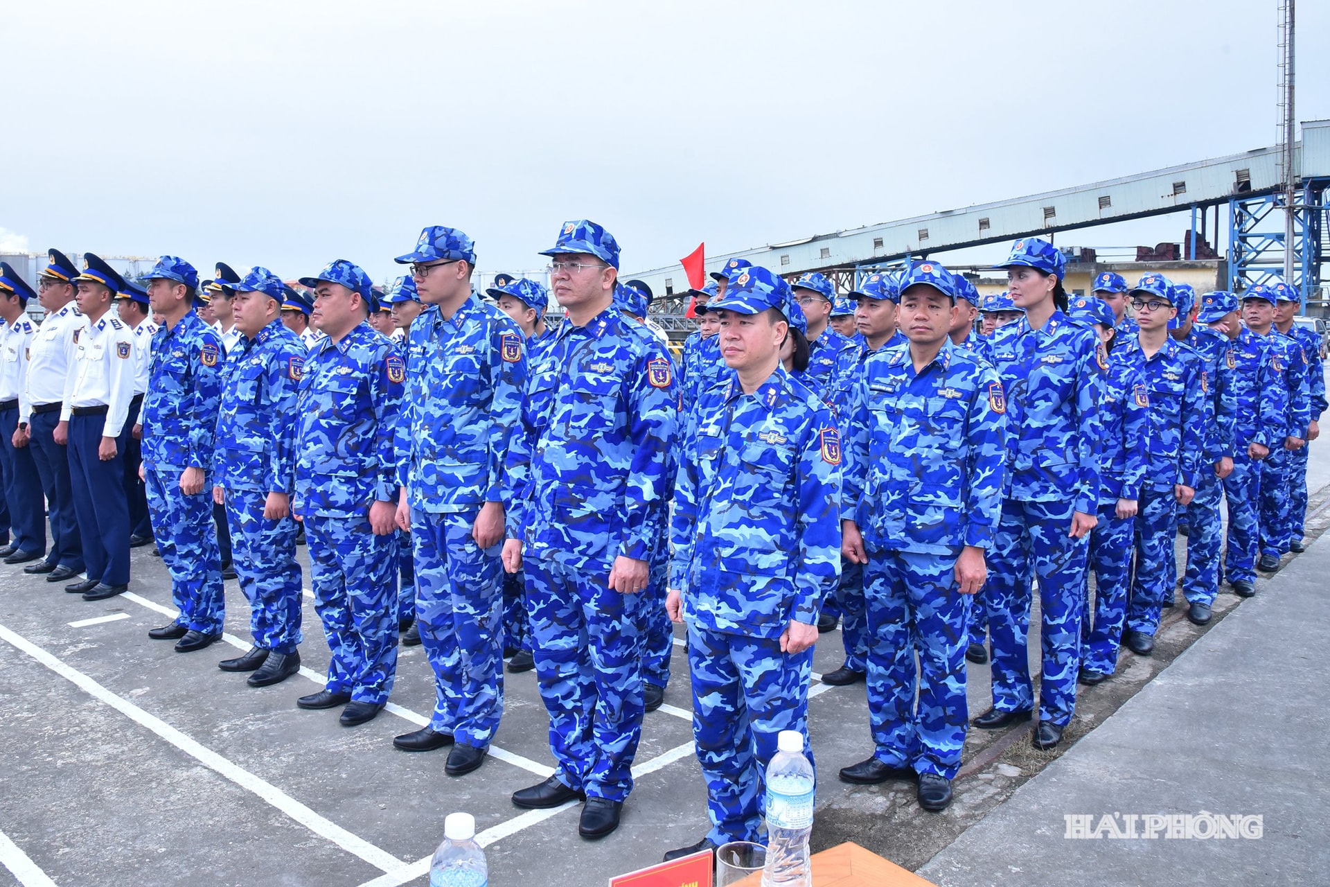 Cán bộ, chiến sĩ Vùng Cảnh sát biển 1 tham gia đoàn công tác.