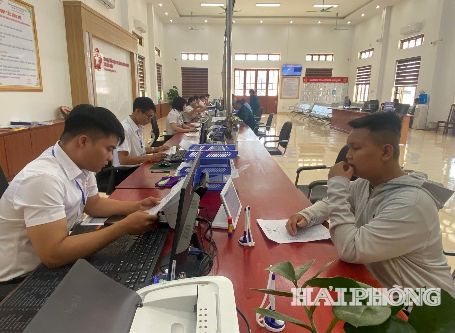Đến cuối tháng 10/2025, tỷ lệ hồ sơ thủ tục hành chính giải quyết đúng, trước hạn của cấp xã đạt 99,94%. Trong ảnh: Công chức xã Yết Kiêu tiếp nhận, giải quyết thủ tục hành chính của người dân.
