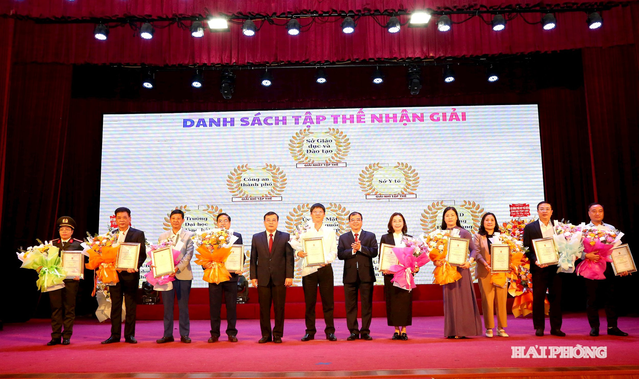 Các đồng chí Nguyễn Minh Hùng, Phó chủ tịch UBND thành phố và Đặng Văn Hách, Phó chủ tịch UBMTTQ Việt Nam thành phố trao các giải Nhất, Nhì, Bà, Khuyến khích tập thể. Ảnh Đỗ Hiền