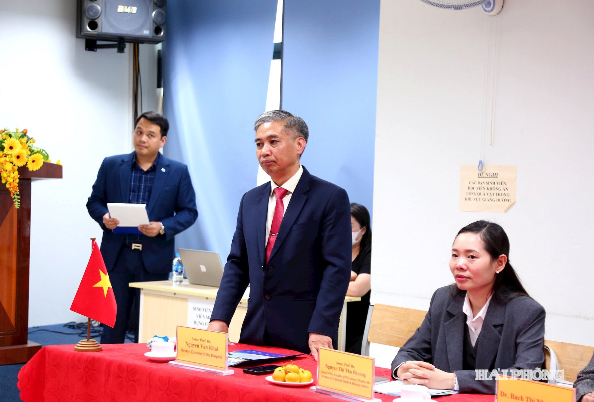 Profesor Madya, Dr. Nguyen Van Khai, Rektor Universitas Kedokteran dan Farmasi Hai Phong, menerima delegasi dari Institut Sains dan Teknologi Korea. Foto oleh Do Hien