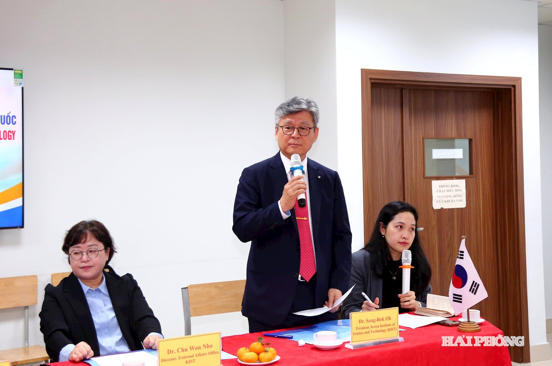 Delegasi Institut Sains dan Teknologi Korea mengunjungi dan bekerja sama dengan Universitas Kedokteran dan Farmasi Hai Phong. Foto oleh Do Hien