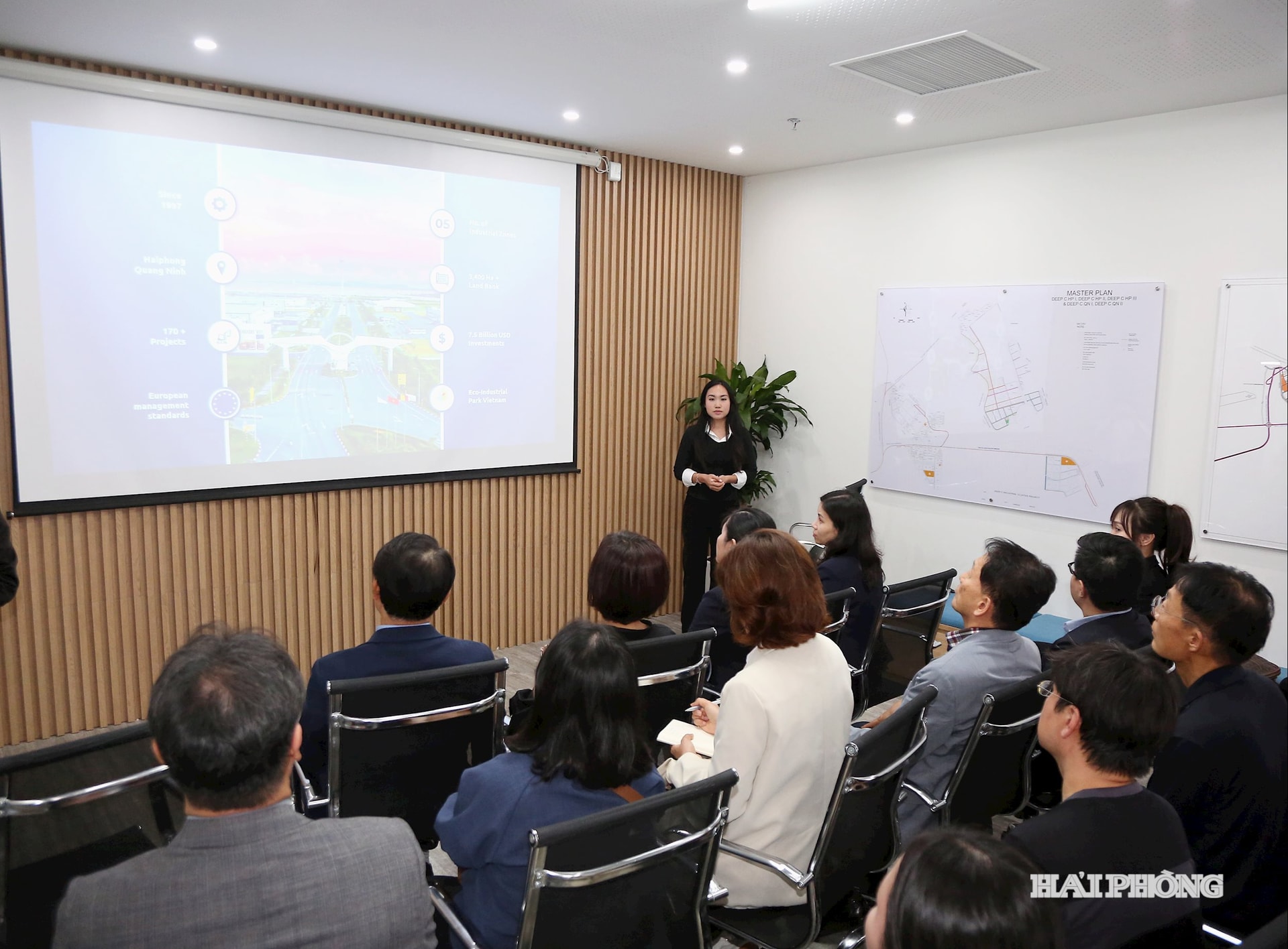 Delegasi Institut Sains dan Teknologi Korea mengunjungi dan bekerja di Kawasan Industri Deep C. Foto oleh Do Hien
