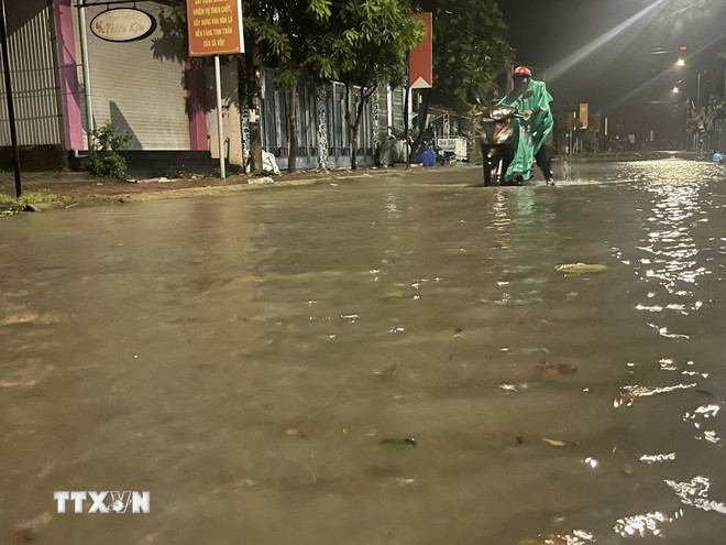 Sóng biển triều cường dâng cao gây ngập cục bộ trung tâm phường Sa Huỳnh, tỉnh Quảng Ngãi. (Ảnh: Phạm Cường/TTXVN) ttxvn-bao-so-13-quang-ngai.jpg