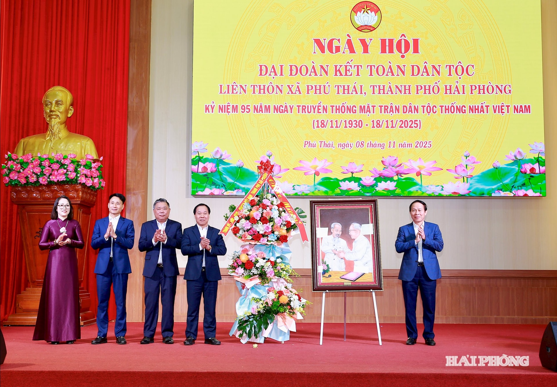 Anh bao in: Đồng chí Lê Tiến Châu, Uỷ viên Trung ương Đảng, Bí thư Thành uỷ, Trưởng Đoàn đại biểu Quốc hội Hải Phòng trao quà tặng cán bộ và nhân dân xã Phú Thái.