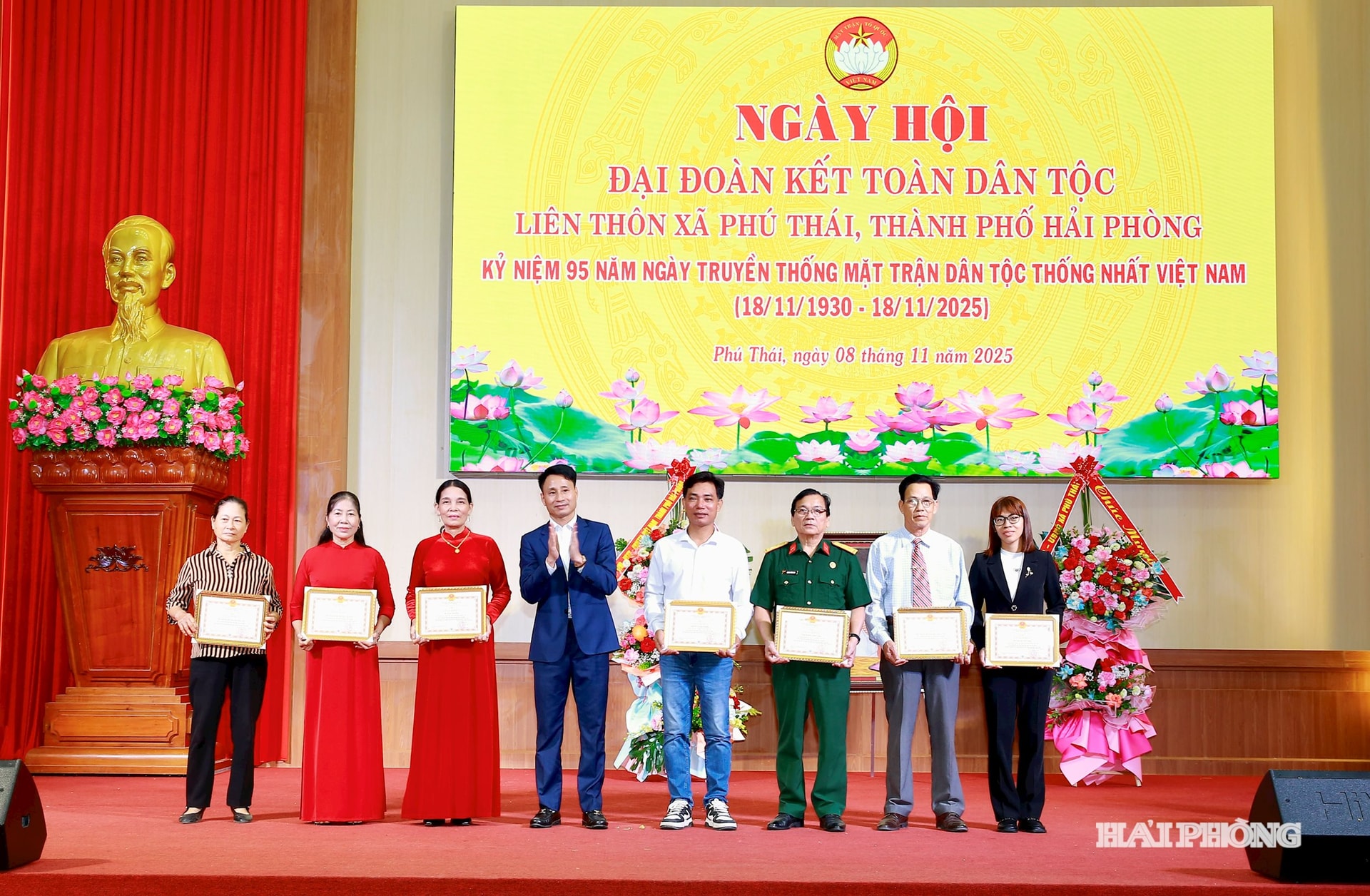 Lãnh đạo UBND xã Phú Thái trao giấy khen tặng các tập thể, cá nhân tiêu biểu