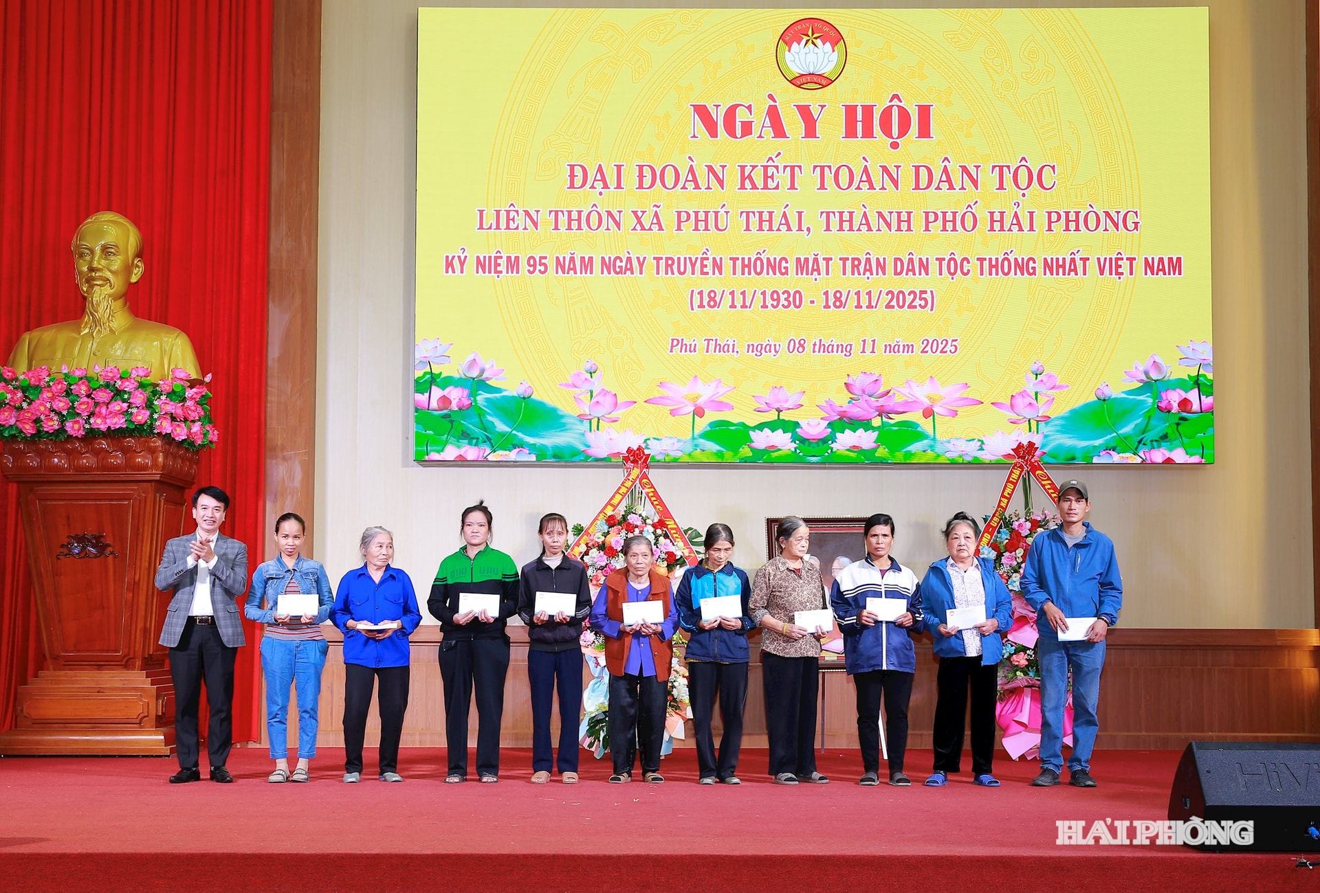 Đồng chí Nguyễn Đức Tuấn, Uỷ viên Ban Thường vụ Thành uỷ, Phó chủ tịch Uỷ ban MTTQ Việt Nam thành phố trao quà tặng các gia đình khó khăn.