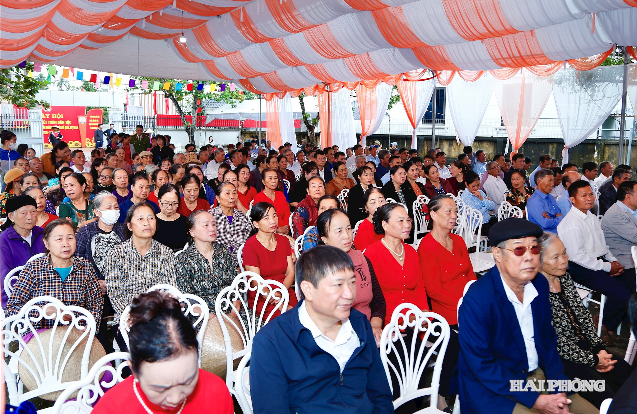 Đông đảo nhân dân thôn Cẩm Khê, xã Tiên Minh dự ngày hội đại đoàn kết toàn dân.