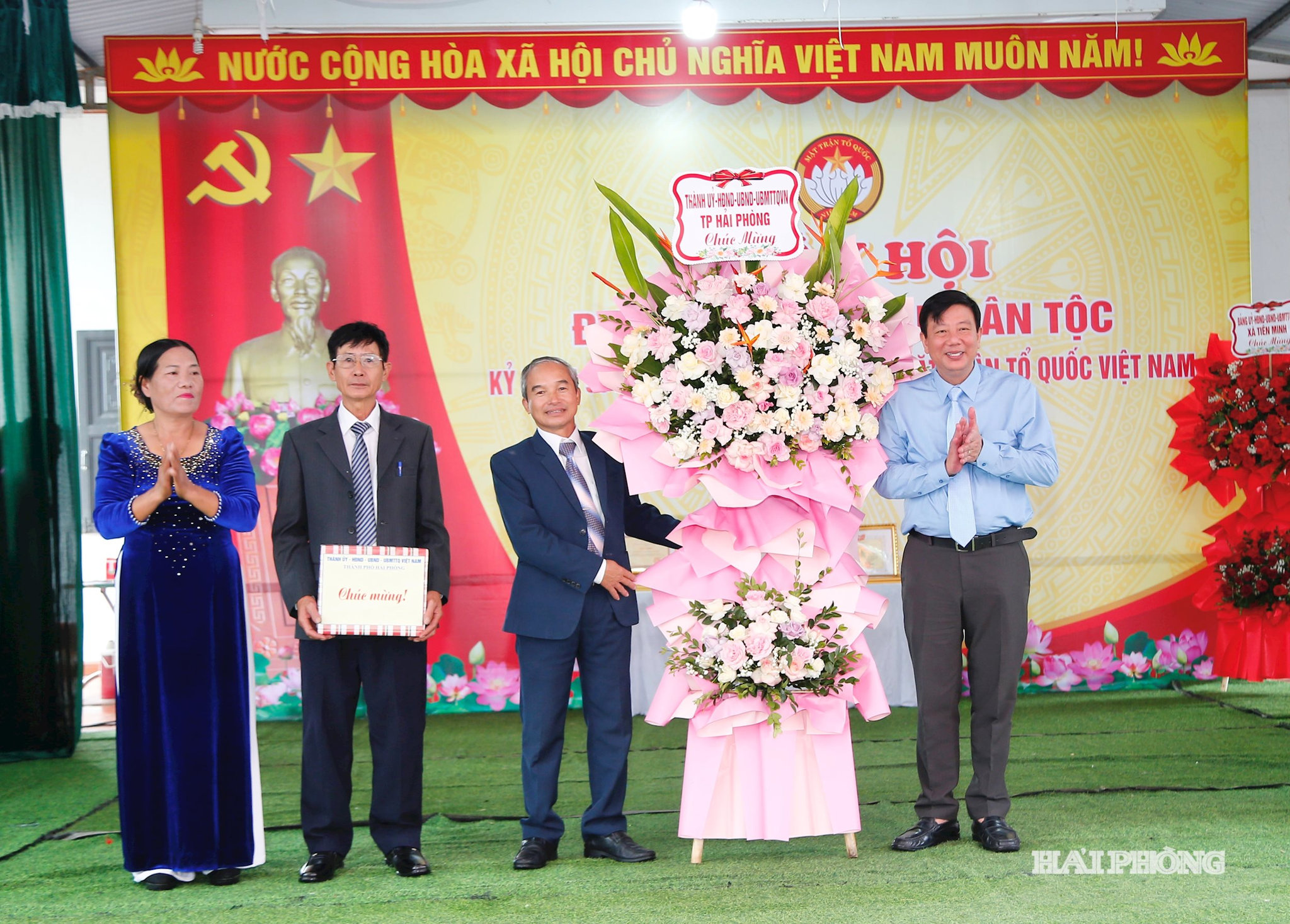 Đồng chí Nguyễn Quang Phúc, Uỷ viên ban Thường vụ Thành ủy, Trưởng ban Tuyên giáo và Dân vận Thành ủy trao hoa, quà chúc mừng cán bộ và nhân dân thôn Cẩm Khê, xã Tiên Minh.