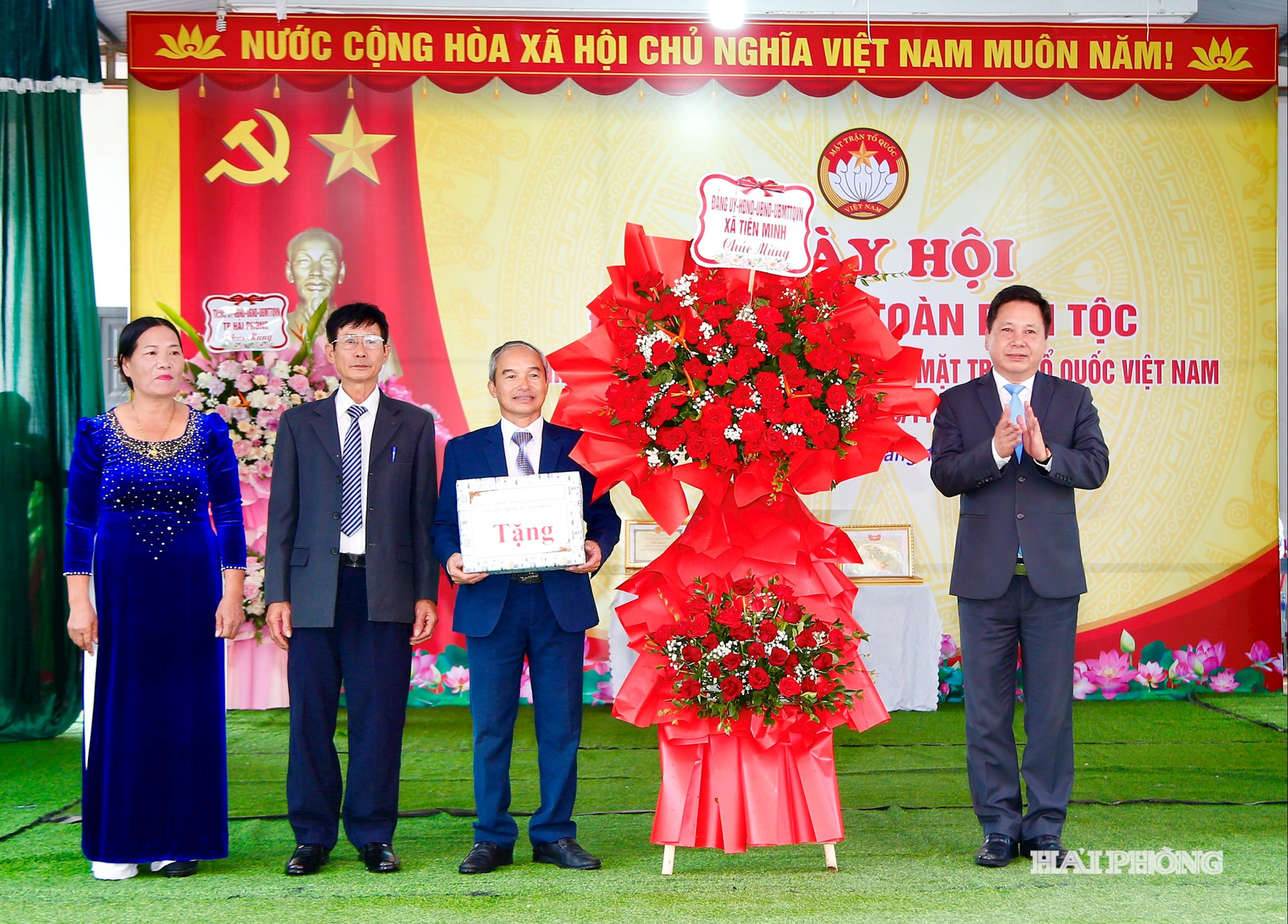 Lãnh đạo xã Tiên Minh trao hoa và quả chúc mừng cán bộ, nhân dân thôn Cẩm Khê.