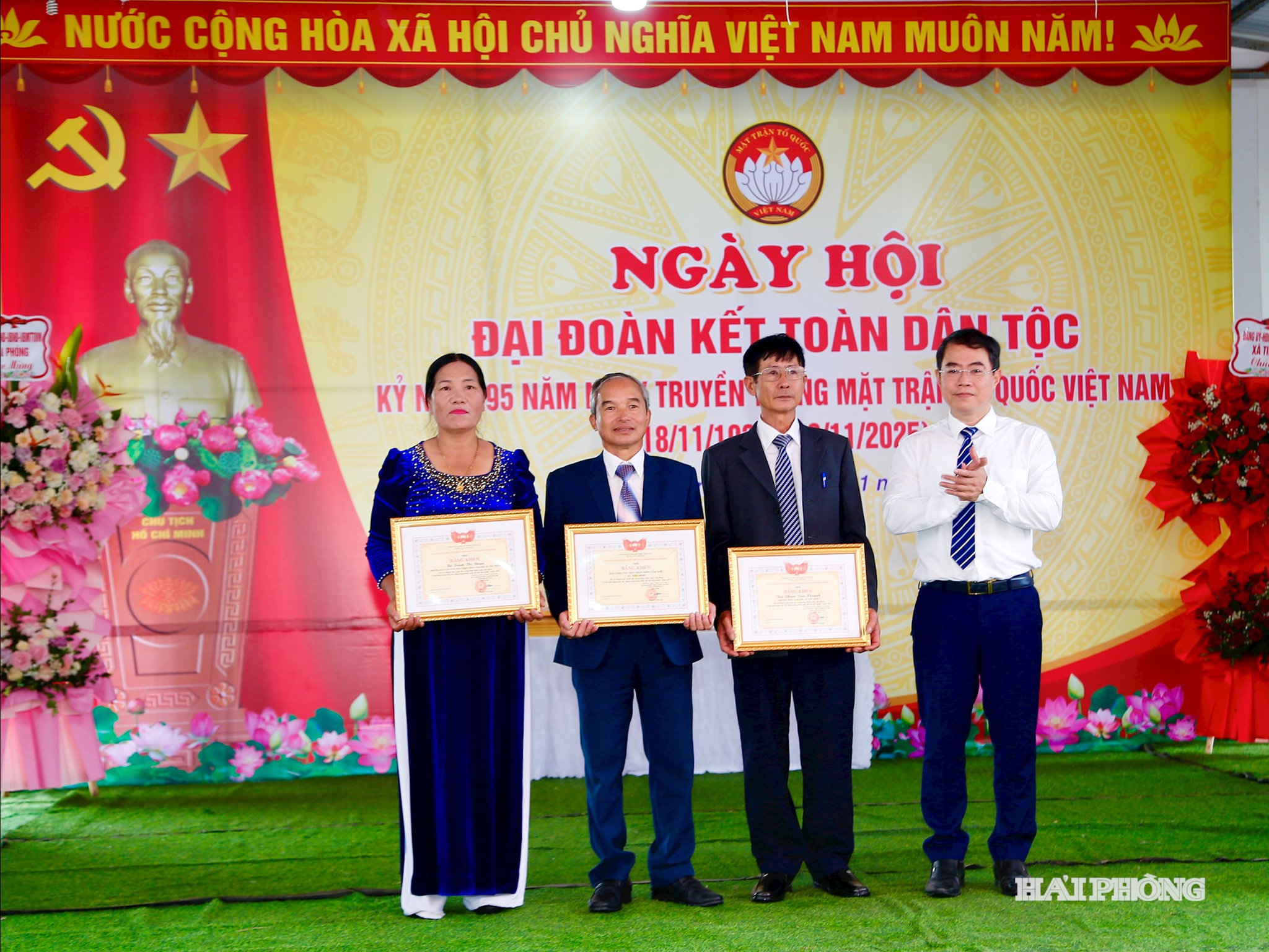 Lãnh đạo Mặt trận Tổ quốc Việt Nam thành phố trao bằng khen tặng các tập thể và cá nhân có thành tích xuất sắc.