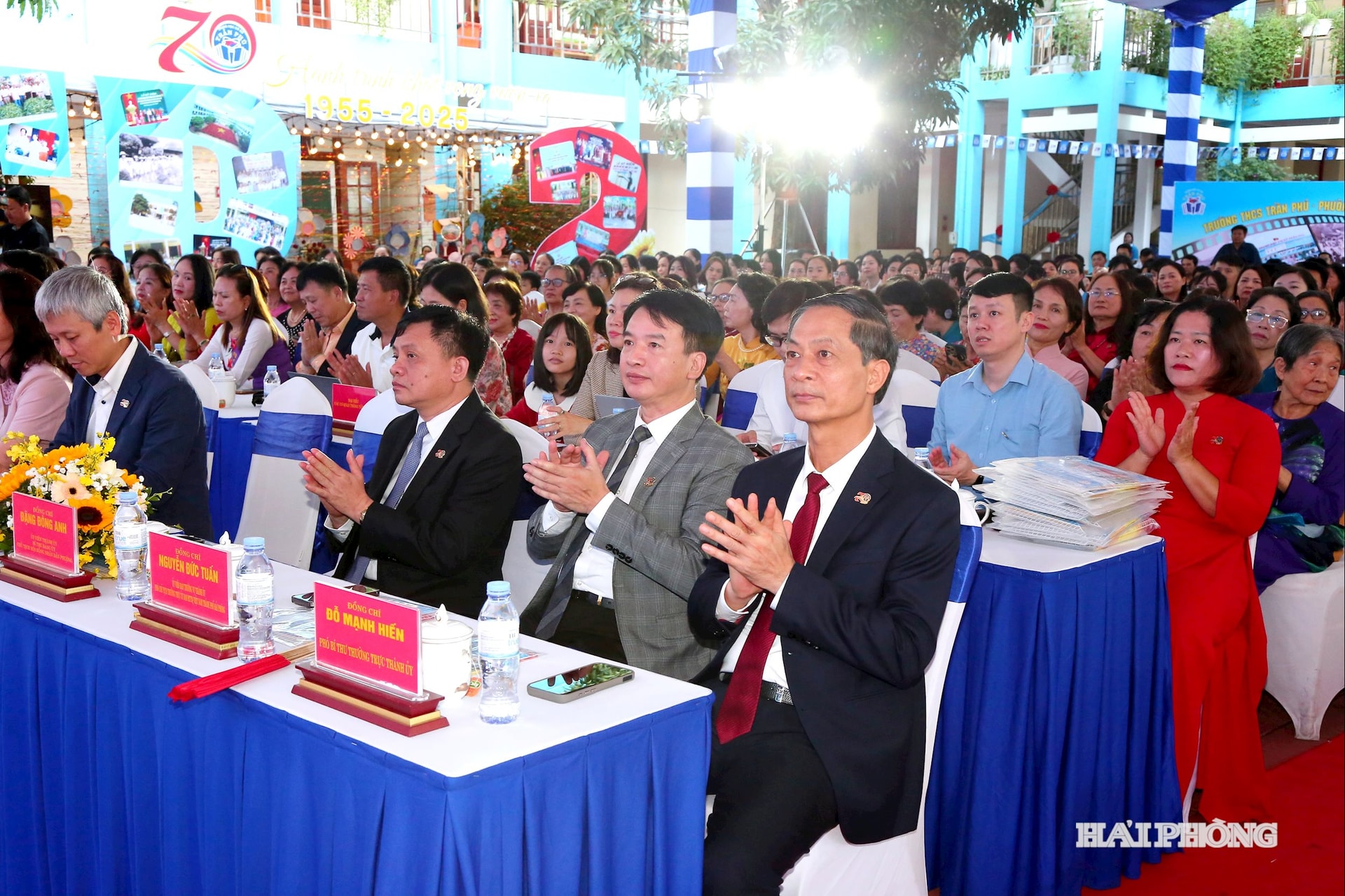 Các đồng chí lãnh đạo thành phố dự Lễ kỷ niệm 70 năm thành lập Trường THCS Trần Phú và đón nhận Huân chương Lao động hạng nhất.