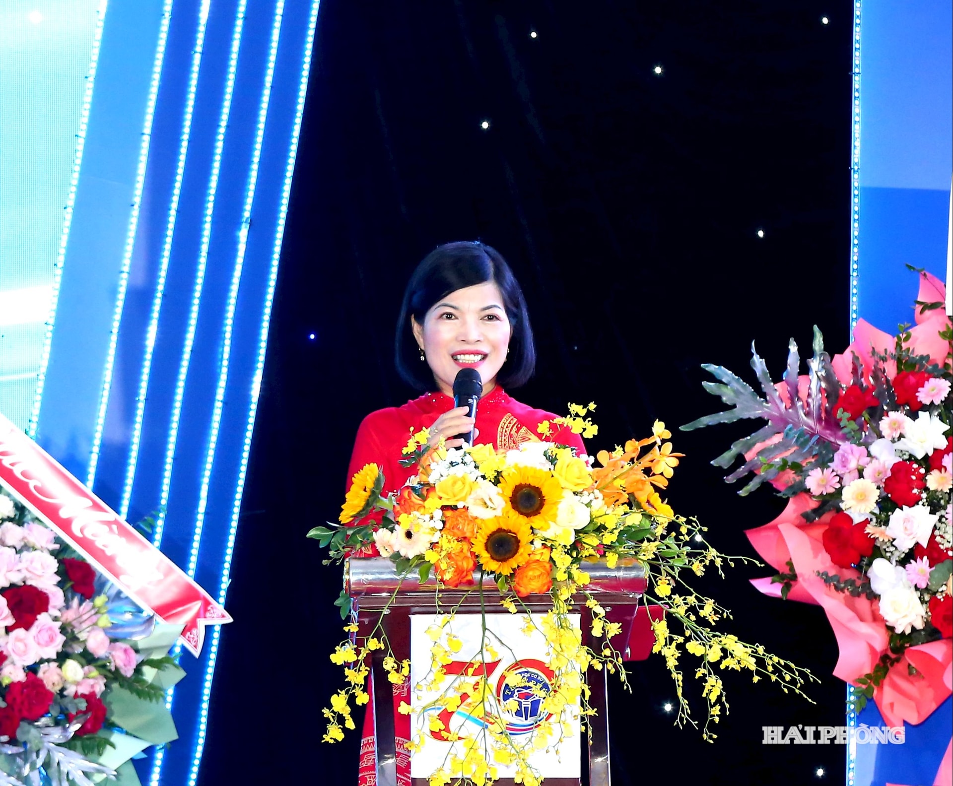 Hiệu trưởng Trường THCS Trần Phú Lê Thị Minh Tâm đọc diễn văn tại lễ kỷ niệm.