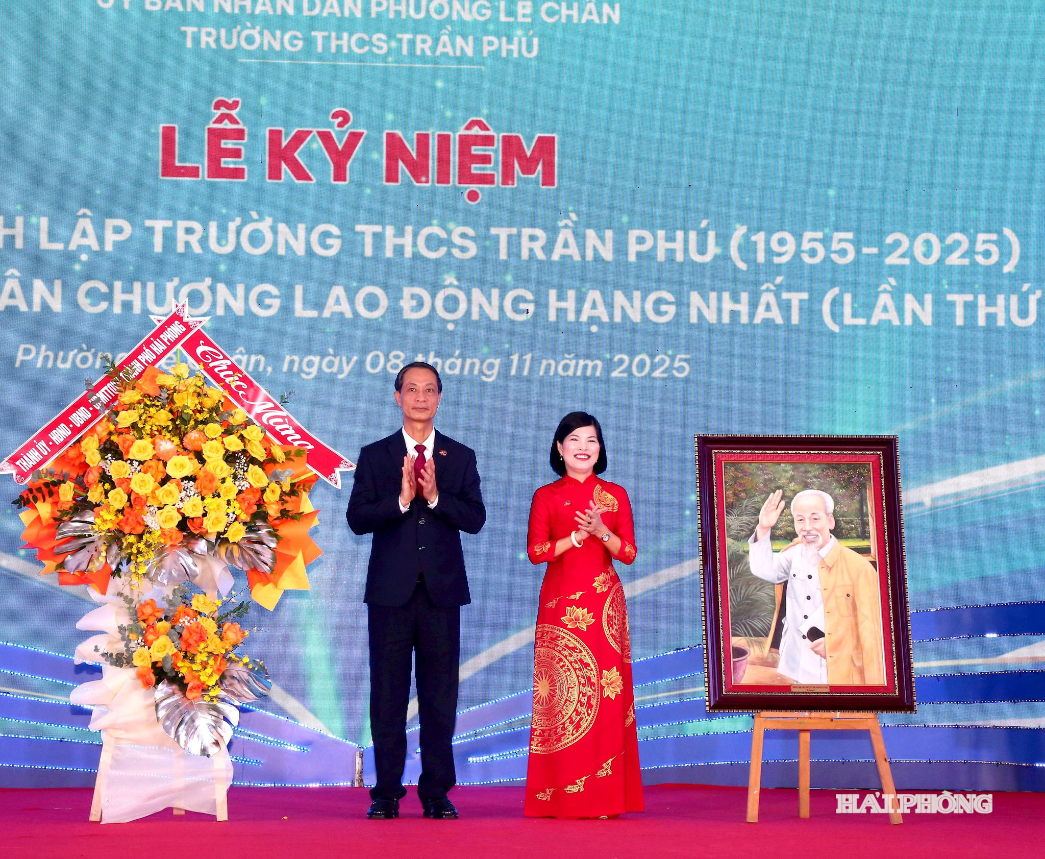 Đồng chí Đỗ Mạnh Hiến, Phó bí thư Thường trực Thành ủy tặng tranh, hoa Trường THCS Trần Phú nhân lễ kỷ niệm 70 năm Ngày thành lập trường và đón nhận Huân chương Lao động Hạng nhất lần thứ hai