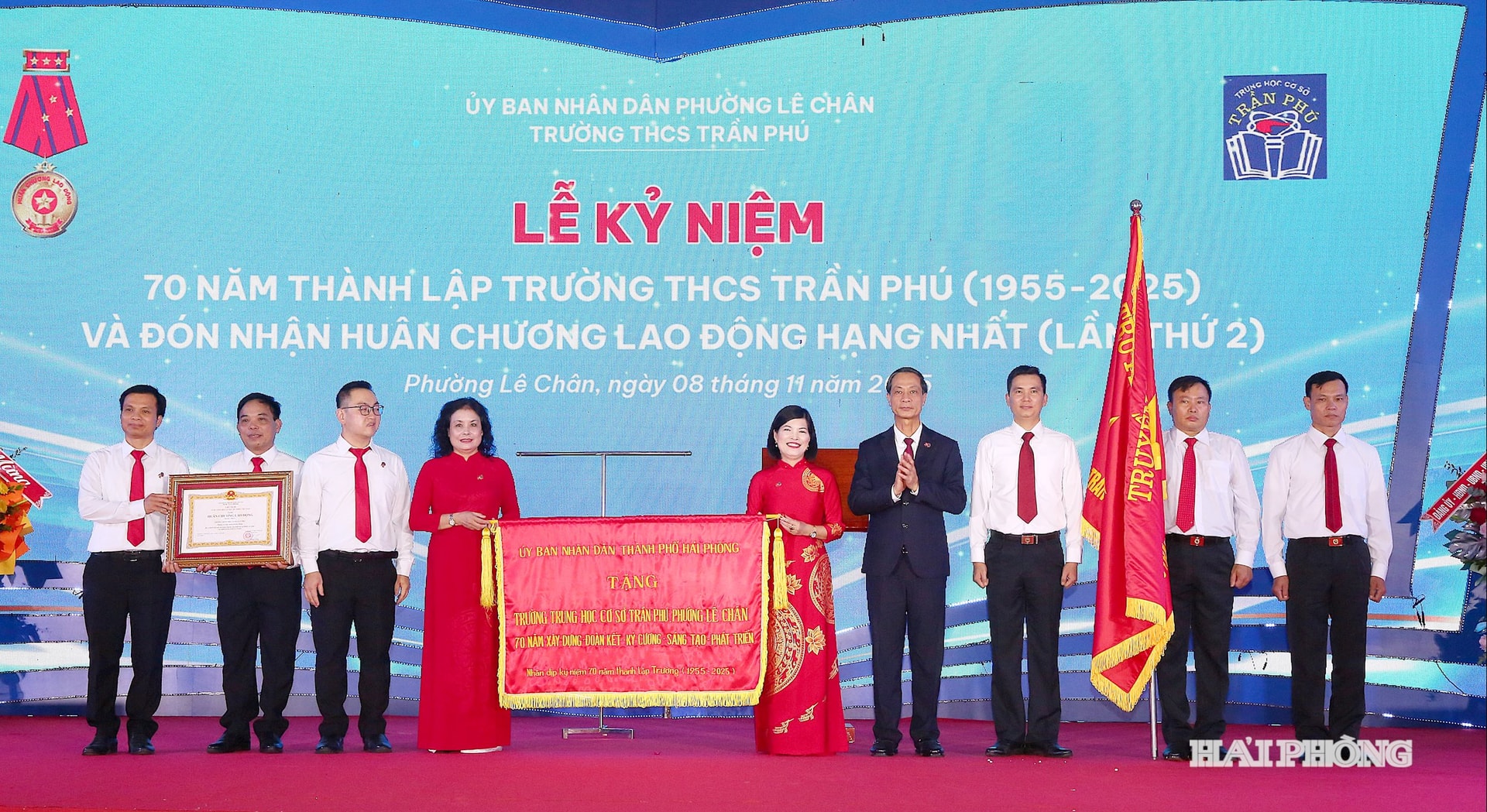Ảnh báo in: Thừa ủy quyền của Chủ tịch nước, đồng chí Đỗ Mạnh Hiến, Phó bí thư Thường trực Thành ủy trao Huân chương Lao động hạng nhất (lần thứ hai) cho Trường THCS Trần Phú cùng bức trướng của UBND thành phố tặng nhà trường.
