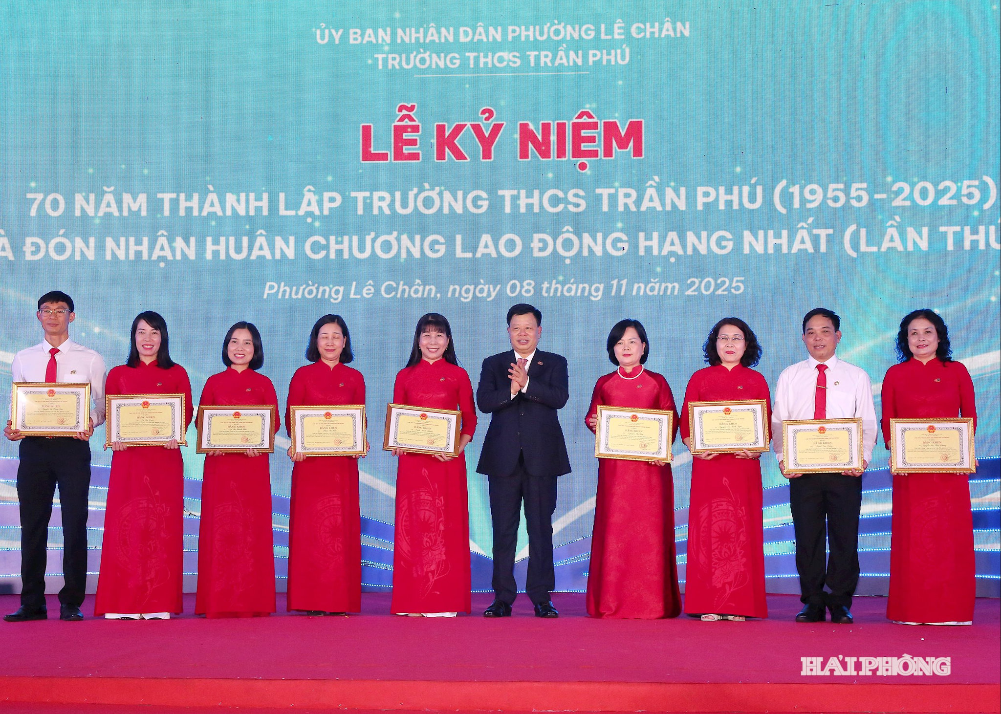 Đồng chí Lê Trung Kiên, Phó chủ tịch UBND trao Bằng khen của tặng các thầy cô giáo Trường THCS Trần Phú