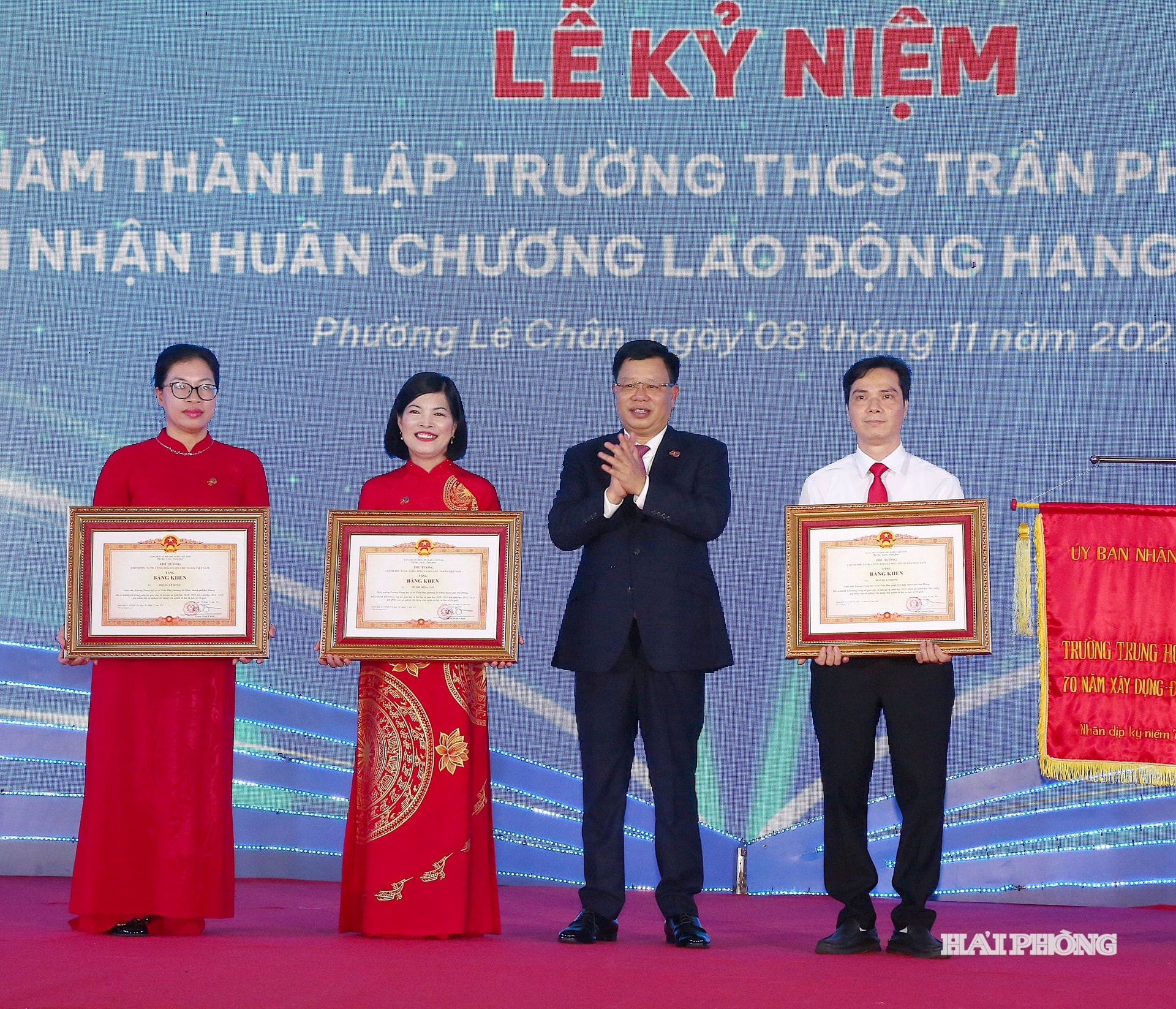 Đồng chí Lê Trung Kiên, Phó Chủ tịch UBND thành phố, Trưởng Ban Quản lý khu kinh tế Hải Phòng trao Bằng khen của Thủ tướng Chính phủ củatặng các thầy, cô giáo Trường THCS Trần Phú.