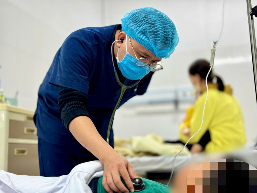 Bác sỹ theo dõi sức khỏe cho một trẻ mắc cúm A. (Ảnh: PV/Vietnam+)