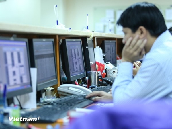 Chỉ số VN-Index chính thức đánh mất ngưỡng hỗ trợ tâm lý quan trọng 1.600 điểm. (Ảnh: Vietnam+)