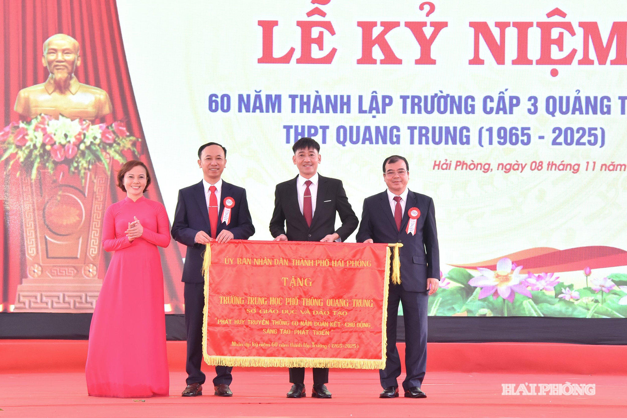 Đồng chí Nguyễn Minh Hùng, Phó chủ tịch UBND thành phố trao bức trướng của UBND thành phố tặng Trường THPT Quang Trung.