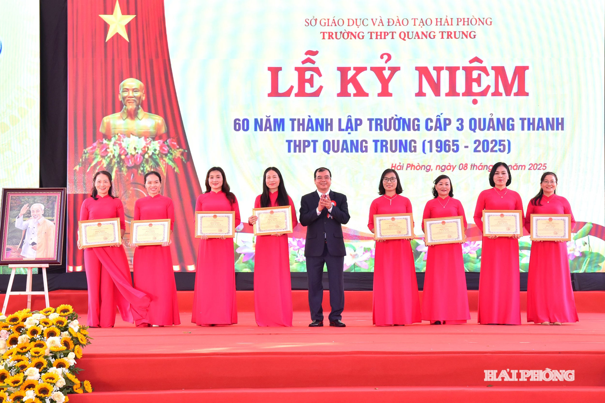 Đồng chí Nguyễn Minh Hùng, Phó chủ tịch UBND thành phố trao bằng khen tặng các giáo viên có thành tích xuất sắc.