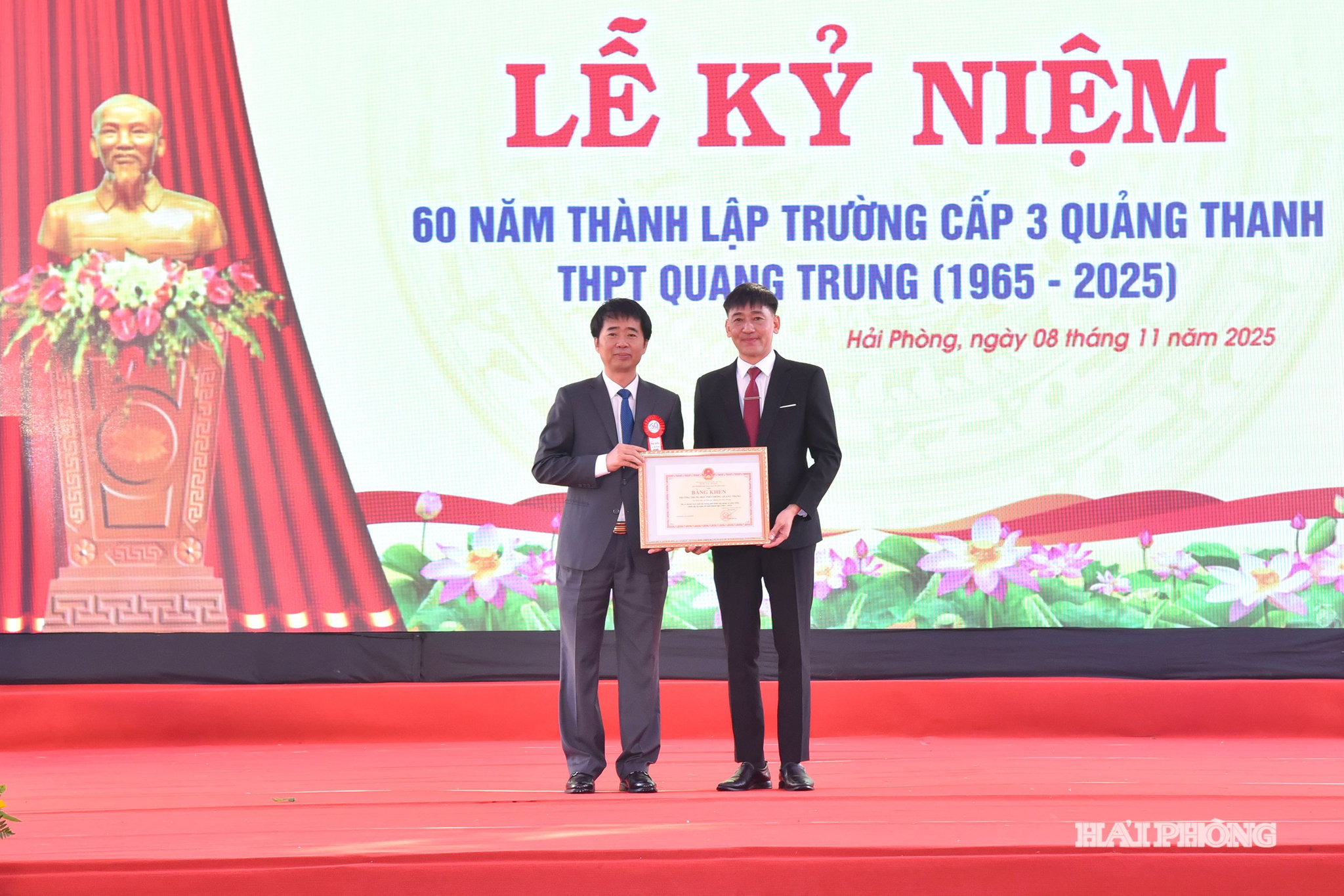 Thừa uỷ quyền của Bộ Giáo dục và Đào tạo, lãnh đạo Sở Giáo dục và Đào tạo trao bằng khen tặng Trường THPT Quang Trung.