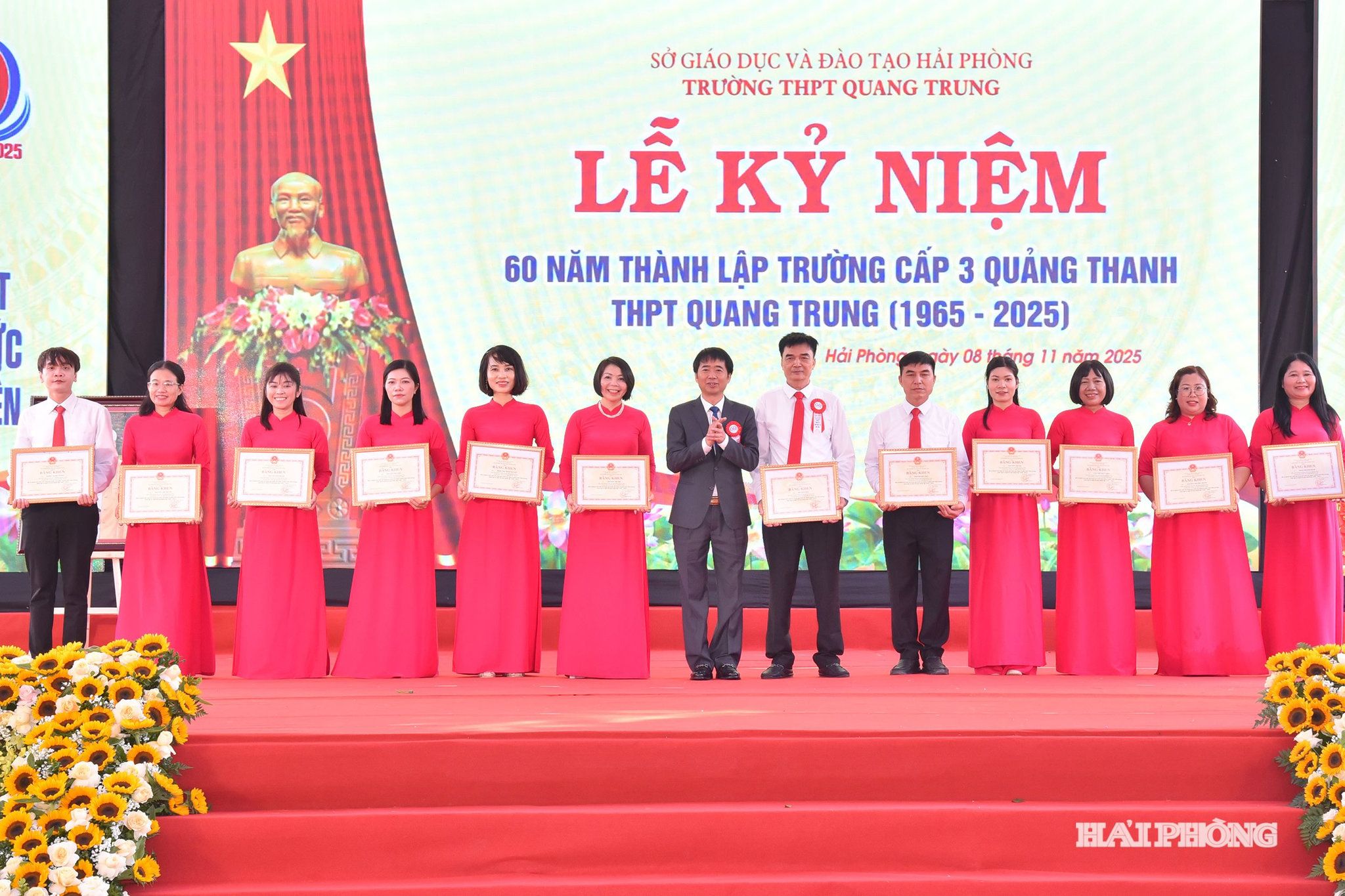 Thừa uỷ quyền của Bộ Giáo dục và Đào tạo, lãnh đạo Sở Giáo dục và Đào tạo trao bằng khen tặng các giáo viên có thành tích xuất sắc.
