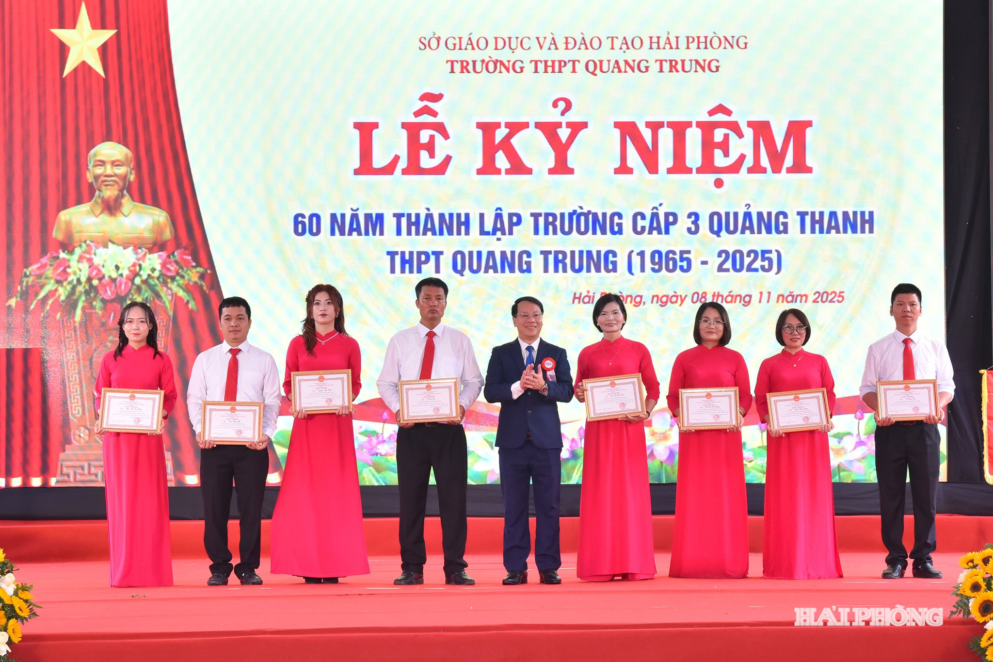 Lãnh đạo phường Lê Ích Mộc trao giấy khen tặng các giáo viên có thành tích xuất sắc.